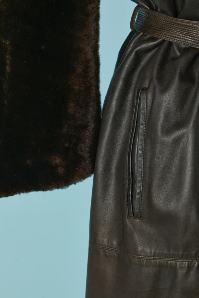 Manteau en fourrure et cuir marron foncé avec franges  YVES SAINT LAURENT FOURRURES Bon état - En vente à Saint-Ouen-Sur-Seine, FR