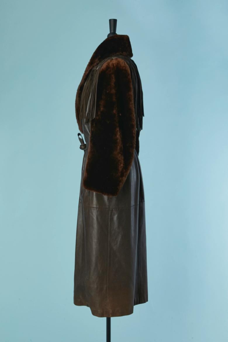 Manteau en fourrure et cuir marron foncé avec franges  YVES SAINT LAURENT FOURRURES Pour femmes en vente