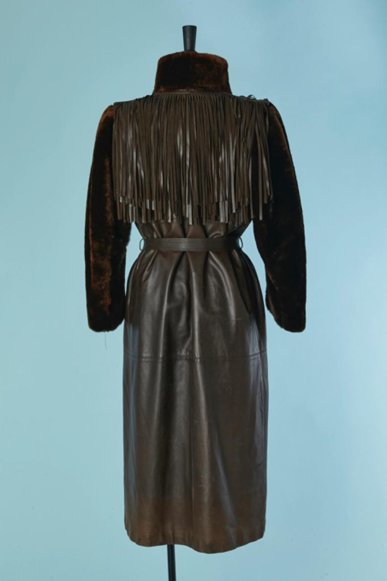 Manteau en fourrure et cuir marron foncé avec franges  YVES SAINT LAURENT FOURRURES en vente 1