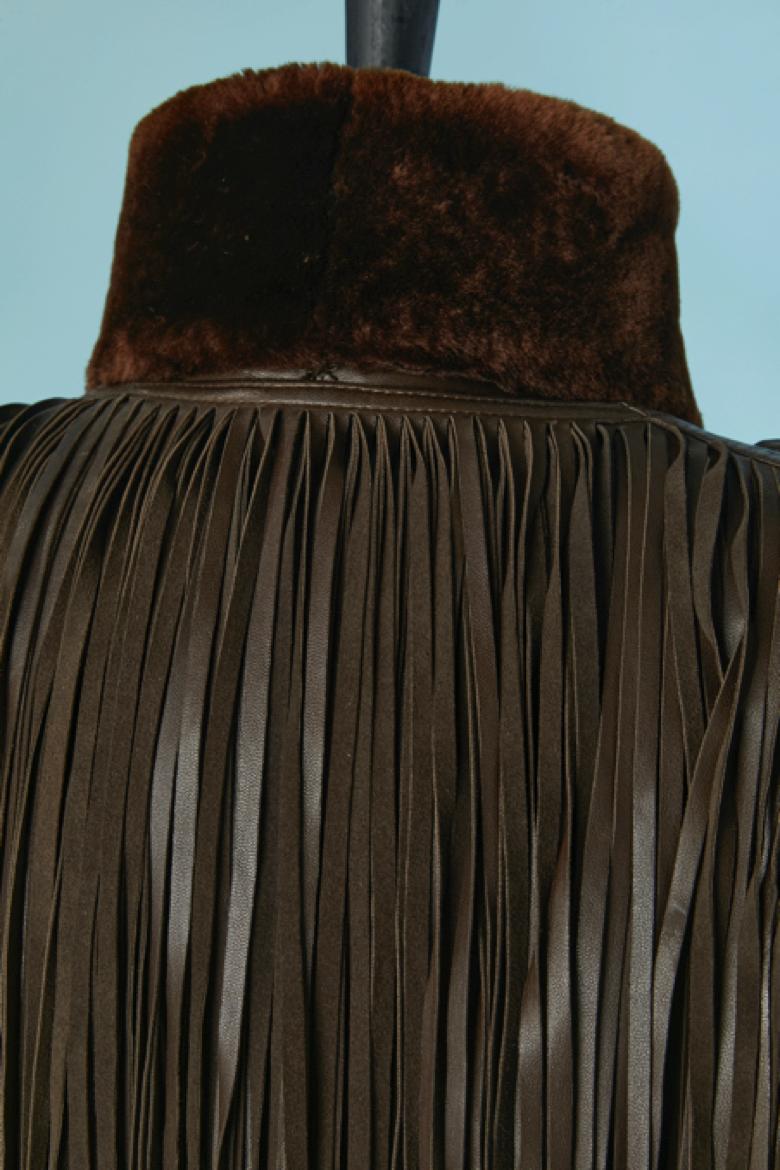 Manteau en fourrure et cuir marron foncé avec franges  YVES SAINT LAURENT FOURRURES en vente 2