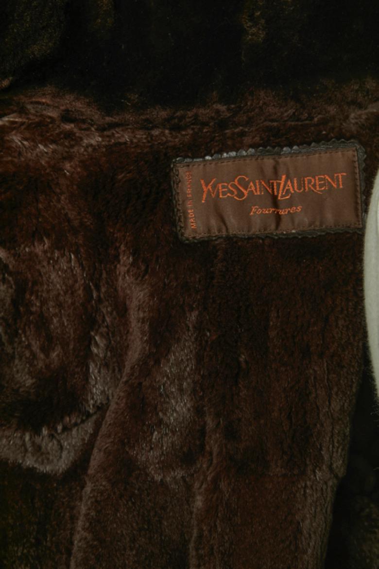 Manteau en fourrure et cuir marron foncé avec franges  YVES SAINT LAURENT FOURRURES en vente 4
