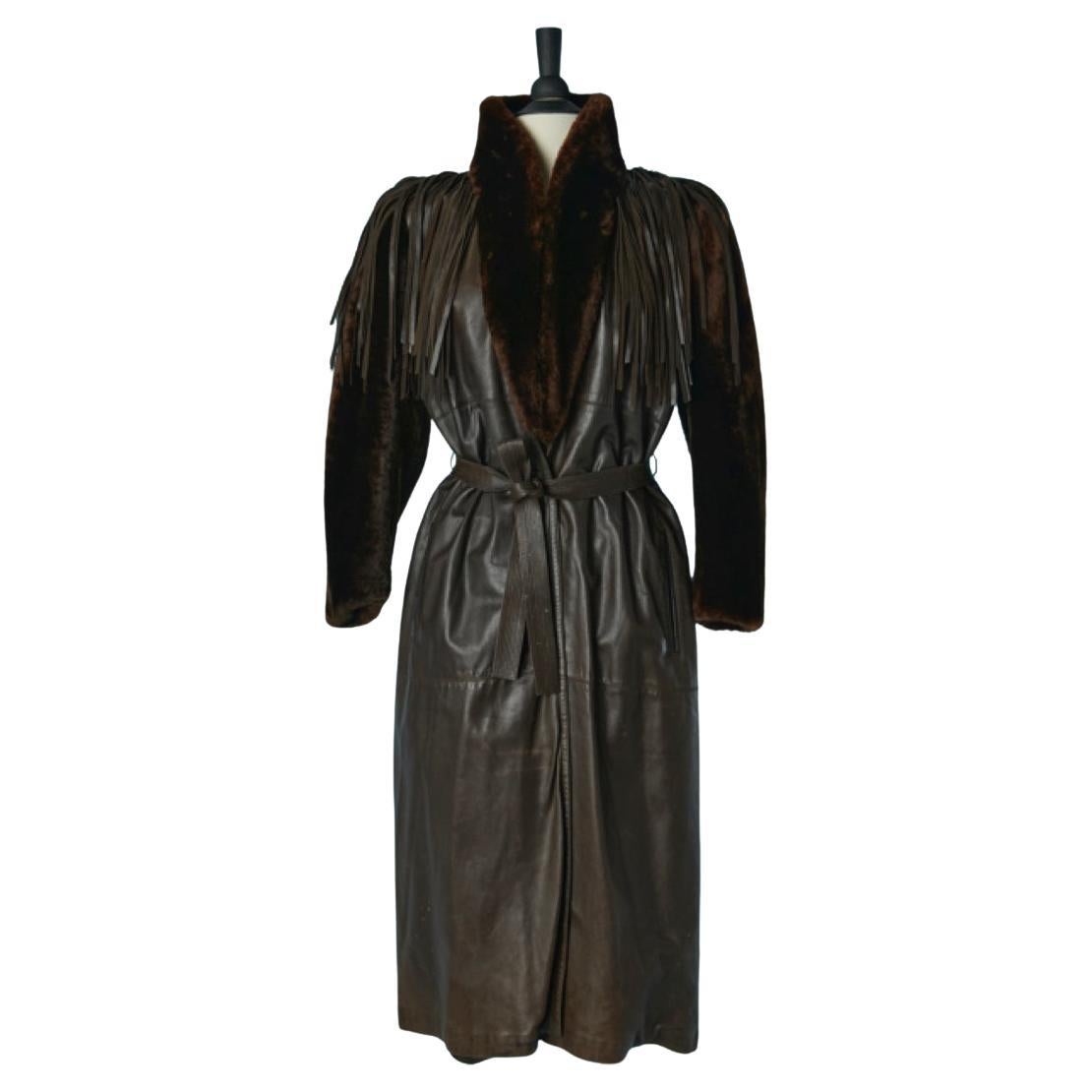 Manteau en fourrure et cuir marron foncé avec franges  YVES SAINT LAURENT FOURRURES en vente