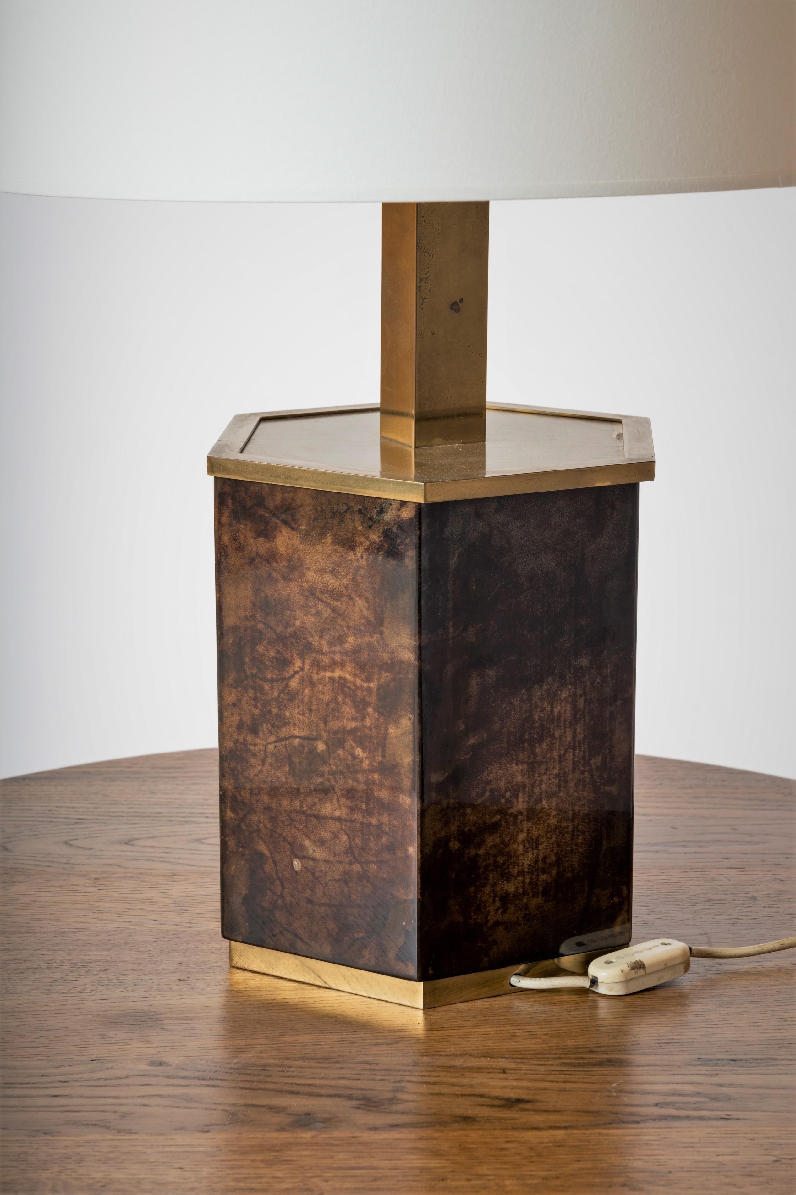 Elegant goatskin lamp by Aldo Tura with brass finishes. The deep brown nuances of the velum are a perfect match with the patinated brass trimmings.
European socket and wiring. Needs rewiring.
In good vintage condition.
This lamp will ship from