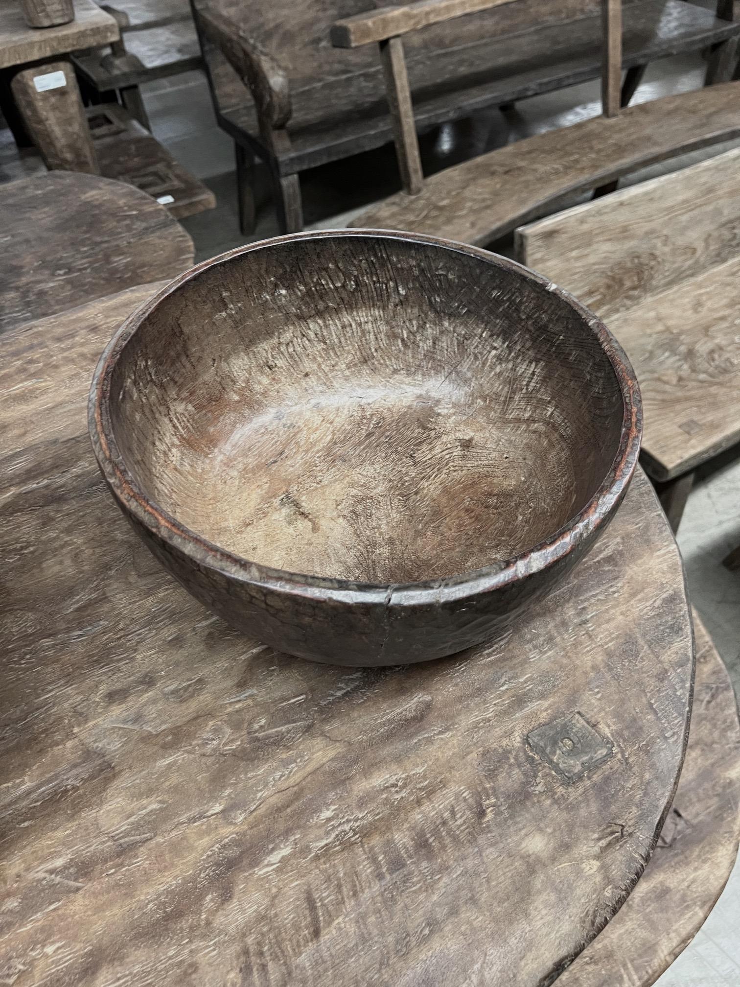 Cuenco de madera tallada de la India del siglo XIX.
Del estado de Nagaland, India.
El exterior está texturizado.
El interior es liso.
Utilizado originalmente para preparar alimentos.
