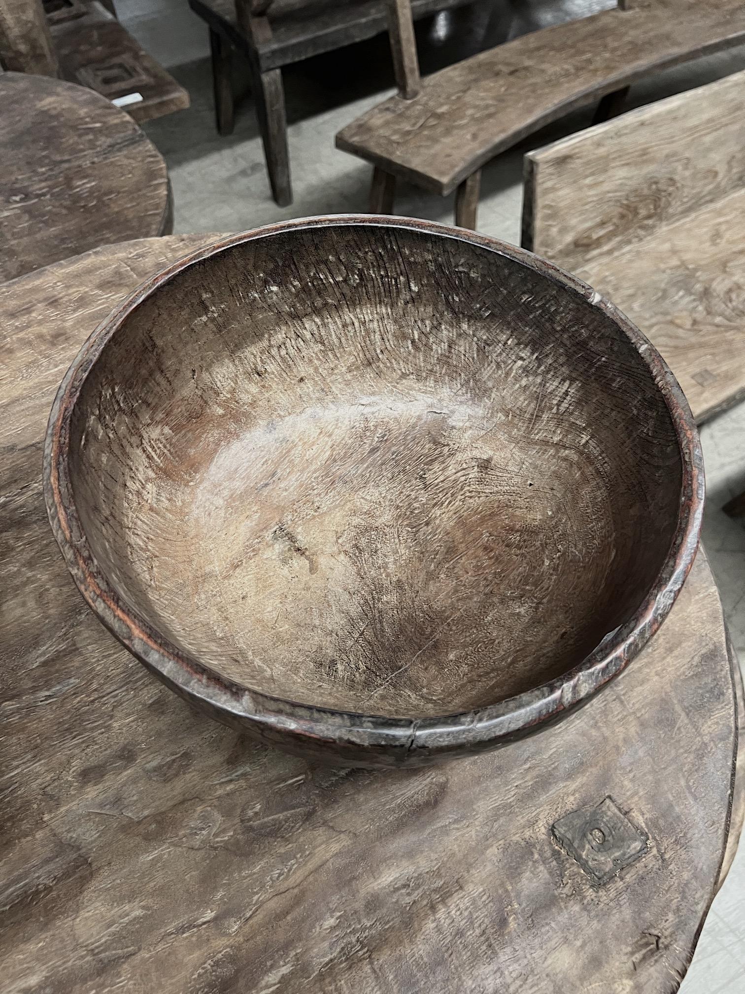 Cuenco de madera tallada a mano marrón oscuro, siglo XIX, Nagaland Indio en venta