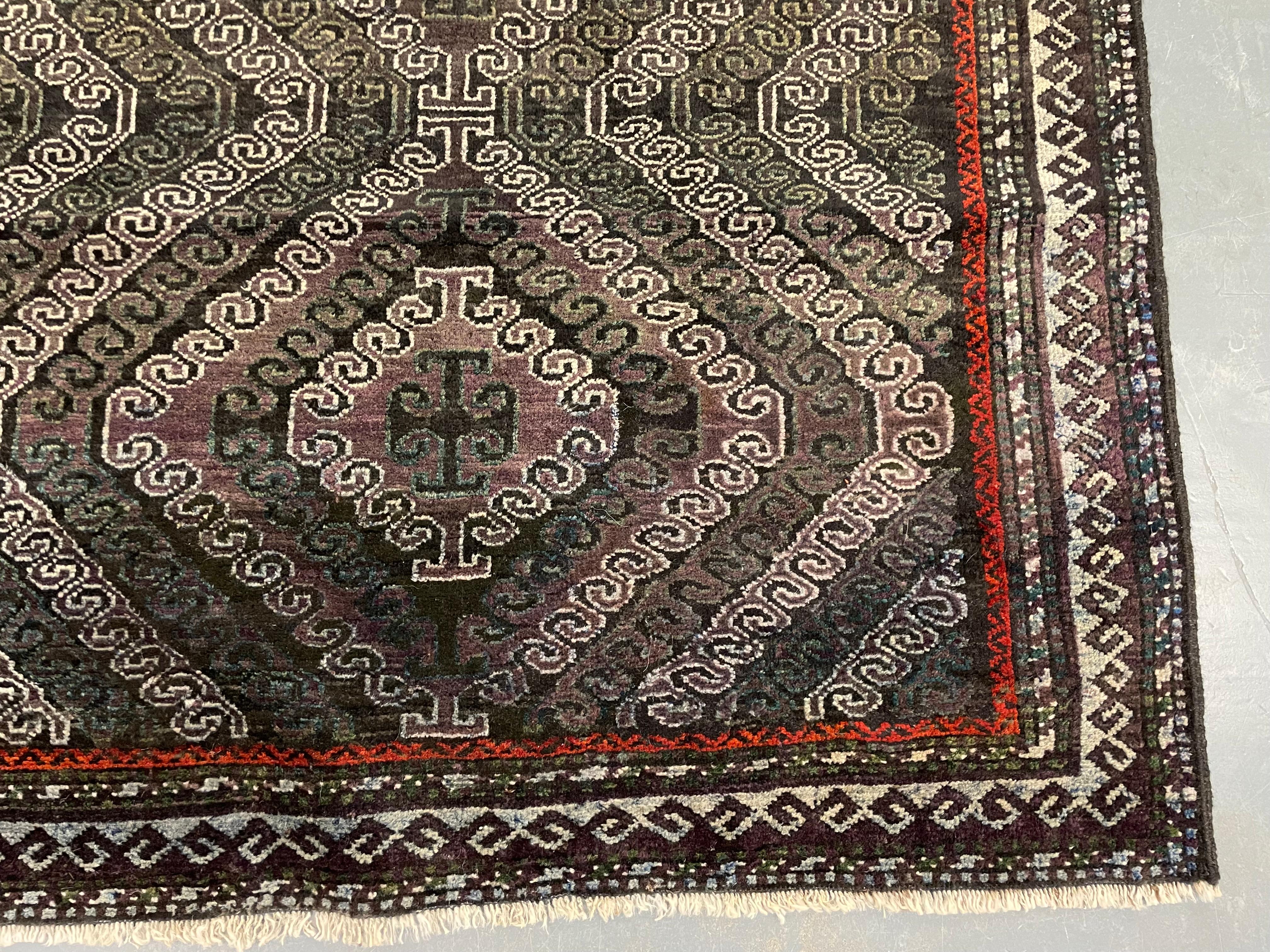 Dunkelbrauner handgefertigter Teppich Balouch Area Rug, Persische Wolle Zig Zag Vintage Teppiche im Angebot 3
