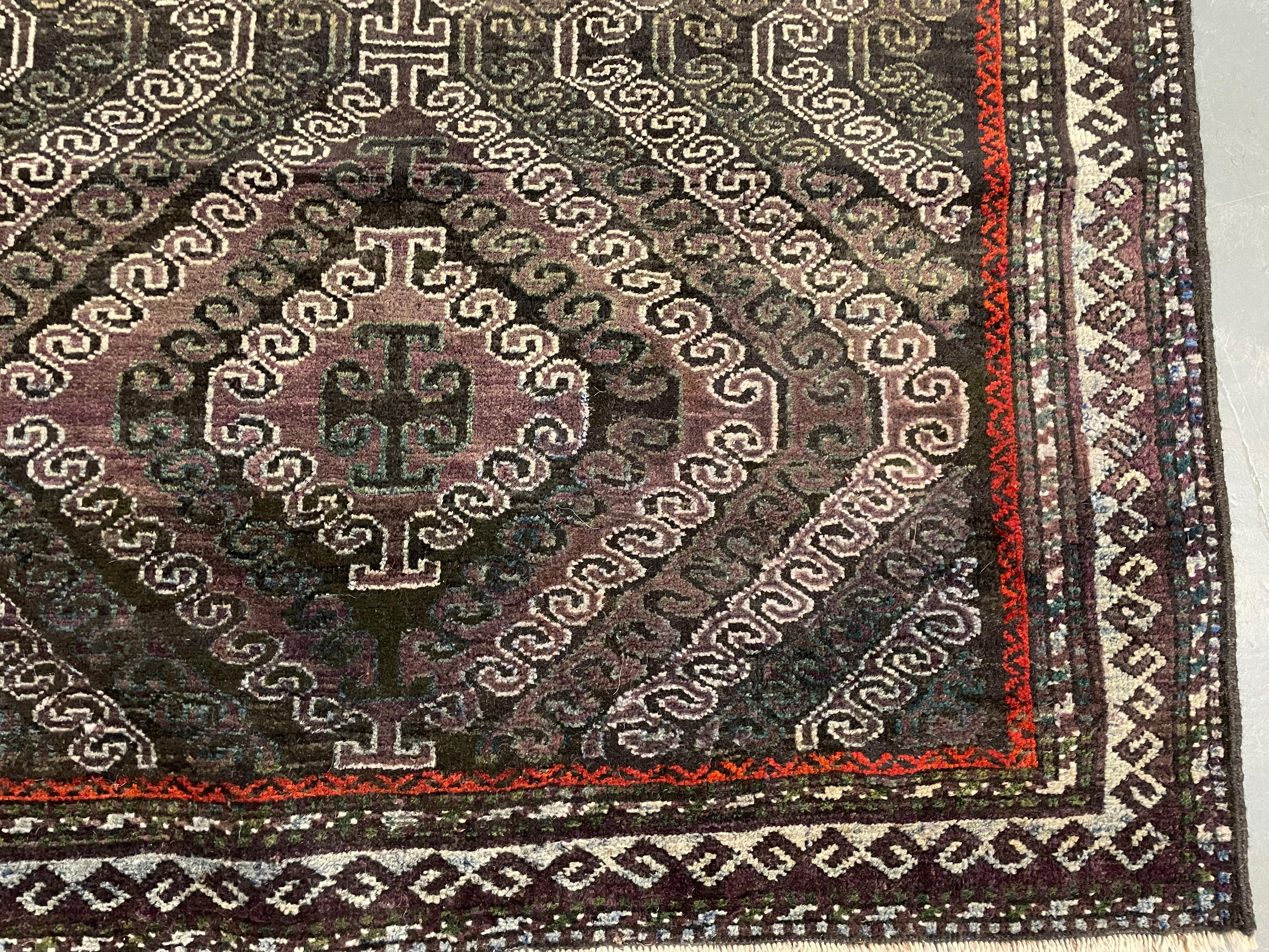 Dunkelbrauner handgefertigter Teppich Balouch Area Rug, Persische Wolle Zig Zag Vintage Teppiche im Angebot 4