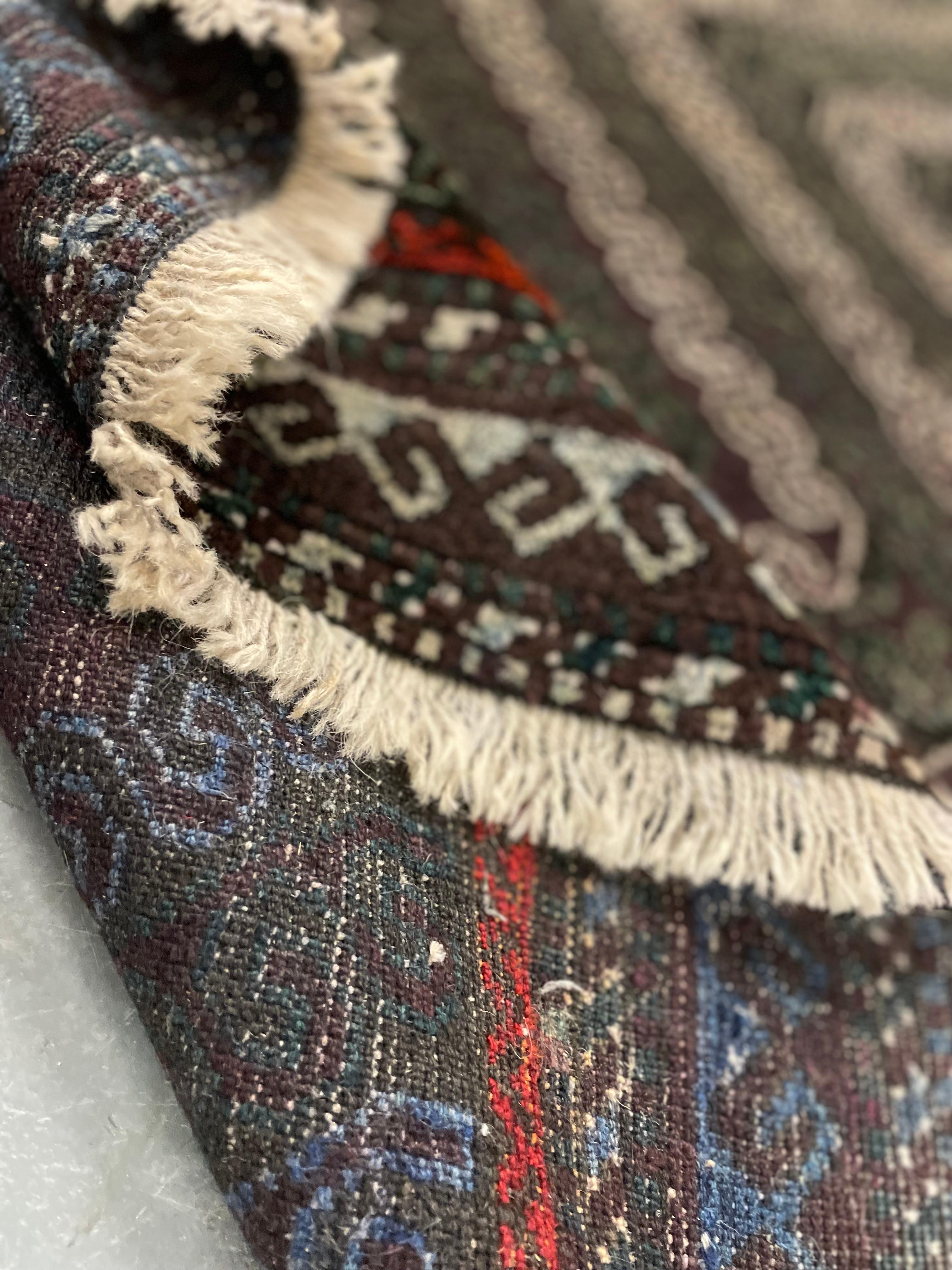 Dunkelbrauner handgefertigter Teppich Balouch Area Rug, Persische Wolle Zig Zag Vintage Teppiche (Afghanisch) im Angebot