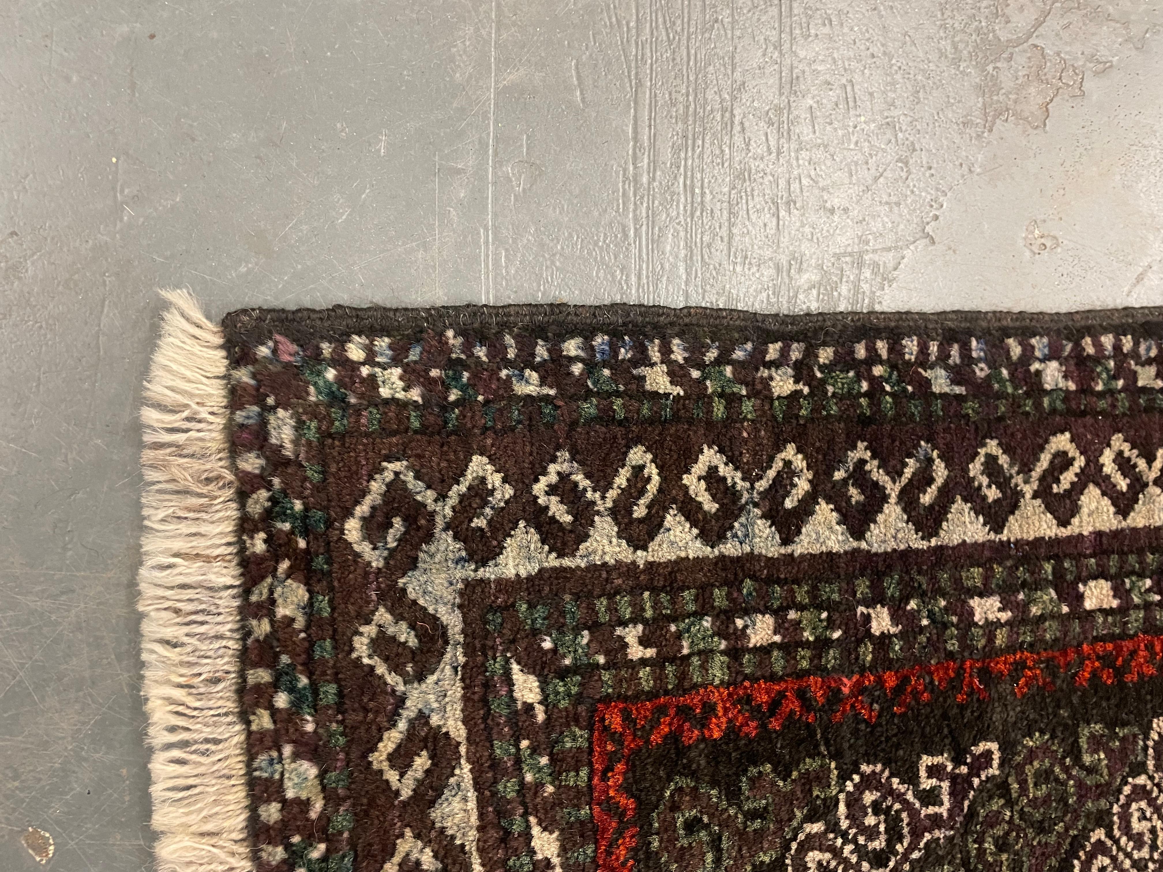 Dunkelbrauner handgefertigter Teppich Balouch Area Rug, Persische Wolle Zig Zag Vintage Teppiche (Pflanzlich gefärbt) im Angebot