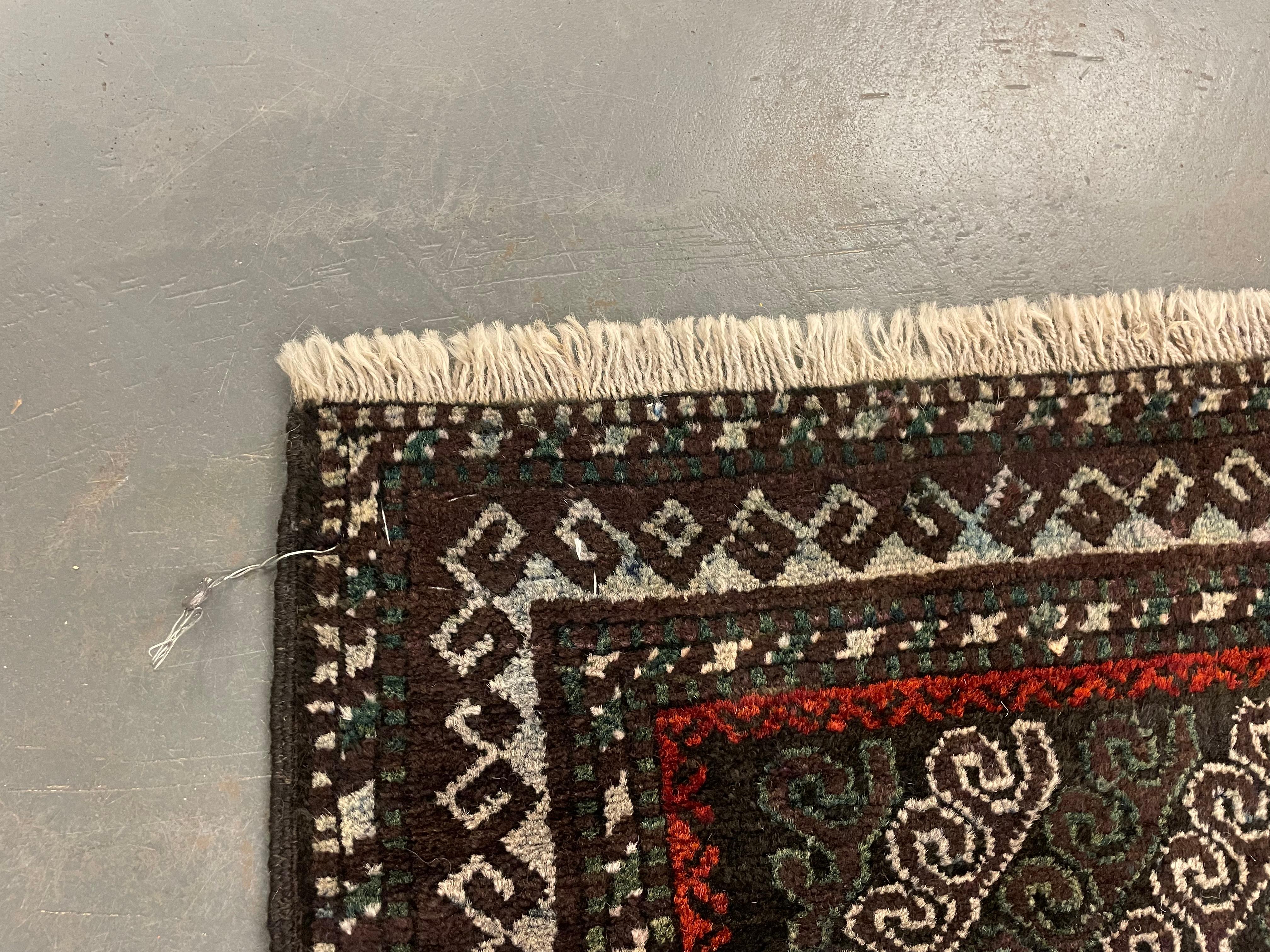 Dunkelbrauner handgefertigter Teppich Balouch Area Rug, Persische Wolle Zig Zag Vintage Teppiche im Zustand „Hervorragend“ im Angebot in Wembley, GB