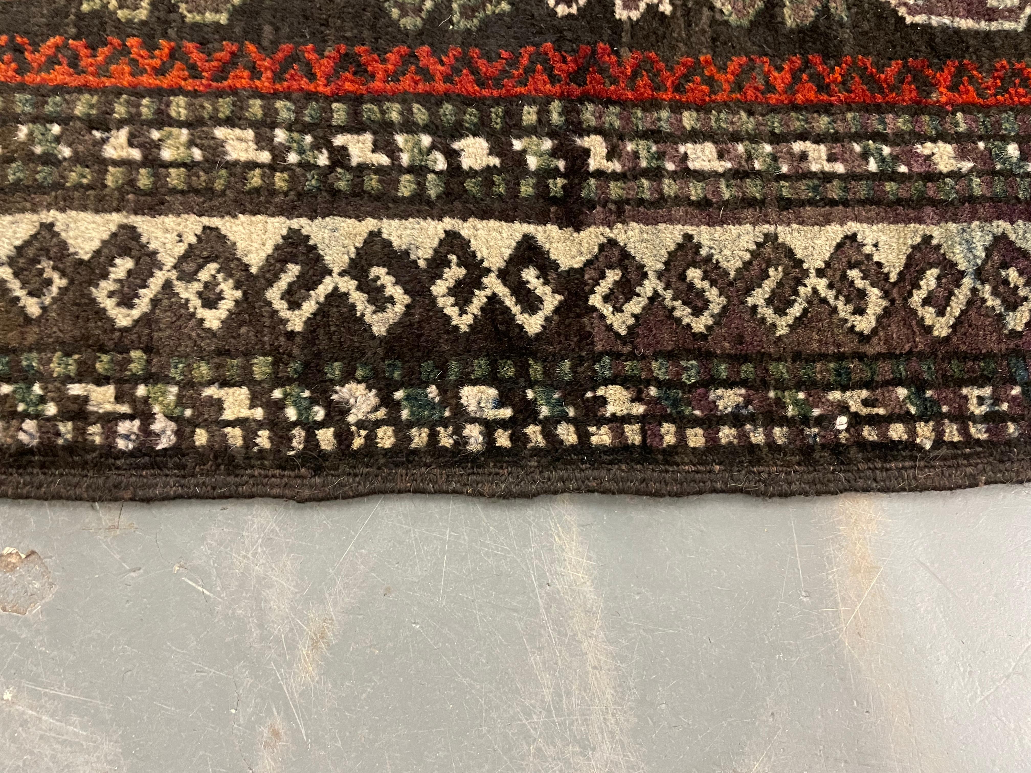 Dunkelbrauner handgefertigter Teppich Balouch Area Rug, Persische Wolle Zig Zag Vintage Teppiche (Mitte des 20. Jahrhunderts) im Angebot