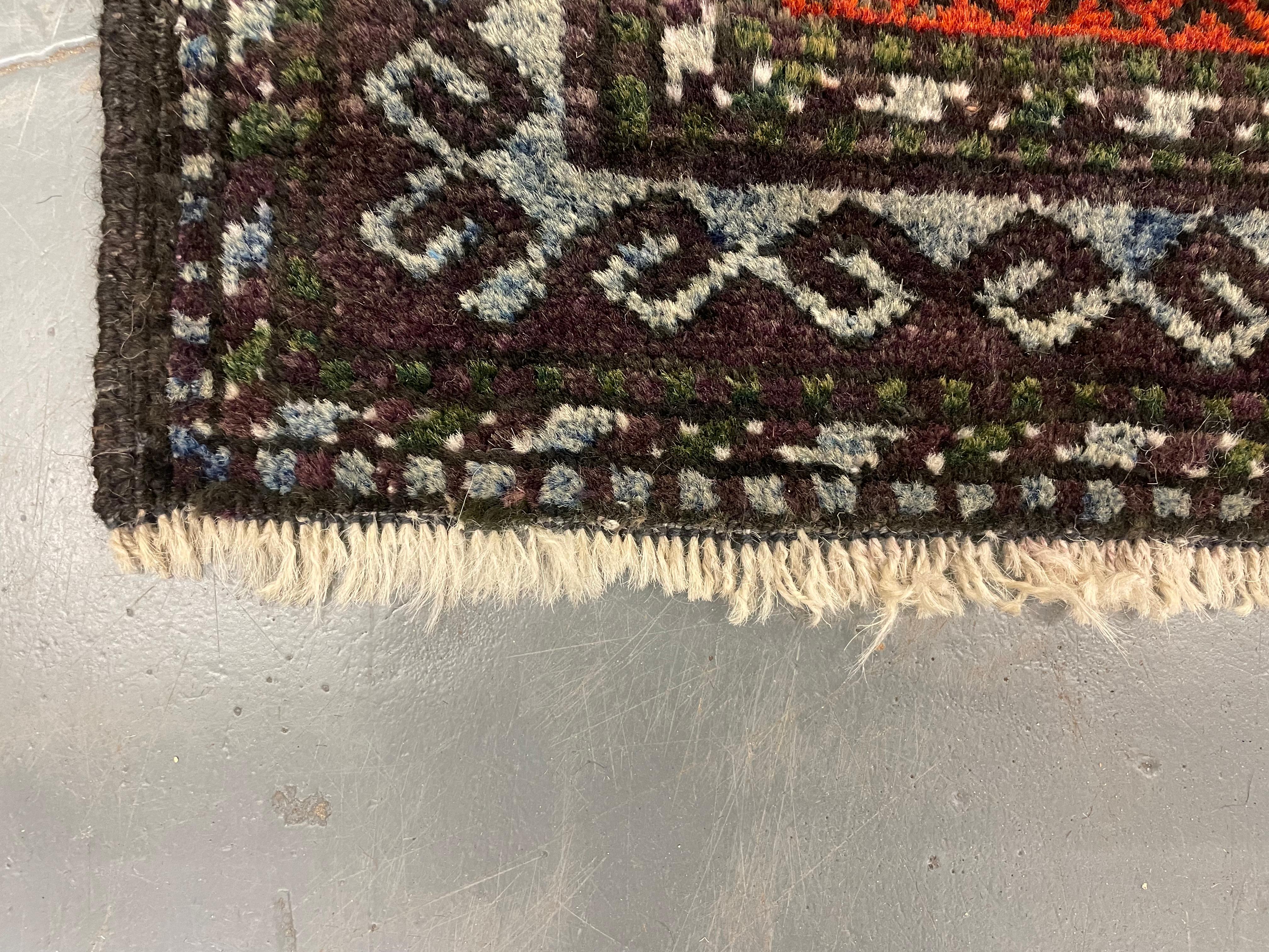Dunkelbrauner handgefertigter Teppich Balouch Area Rug, Persische Wolle Zig Zag Vintage Teppiche im Angebot 1