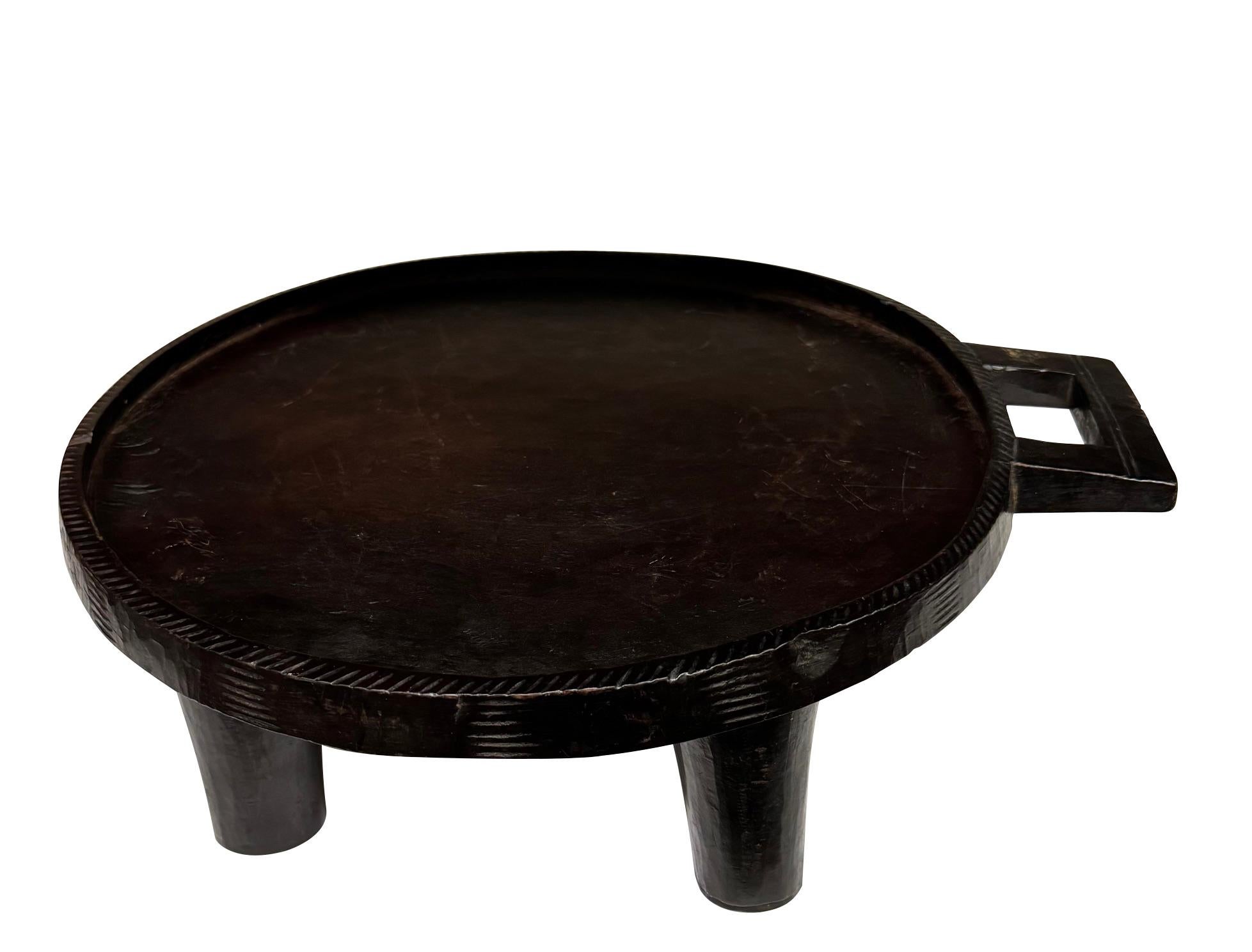 Äthiopisches Tablett aus den 1920er Jahren mit geschnitztem Henkel.
Drei in abgestuften Größen erhältlich. (zwei kleinere als diese) (S6950 und S6951)
Sieht toll aus, wenn alle drei verschiedenen Größen übereinander gestapelt
