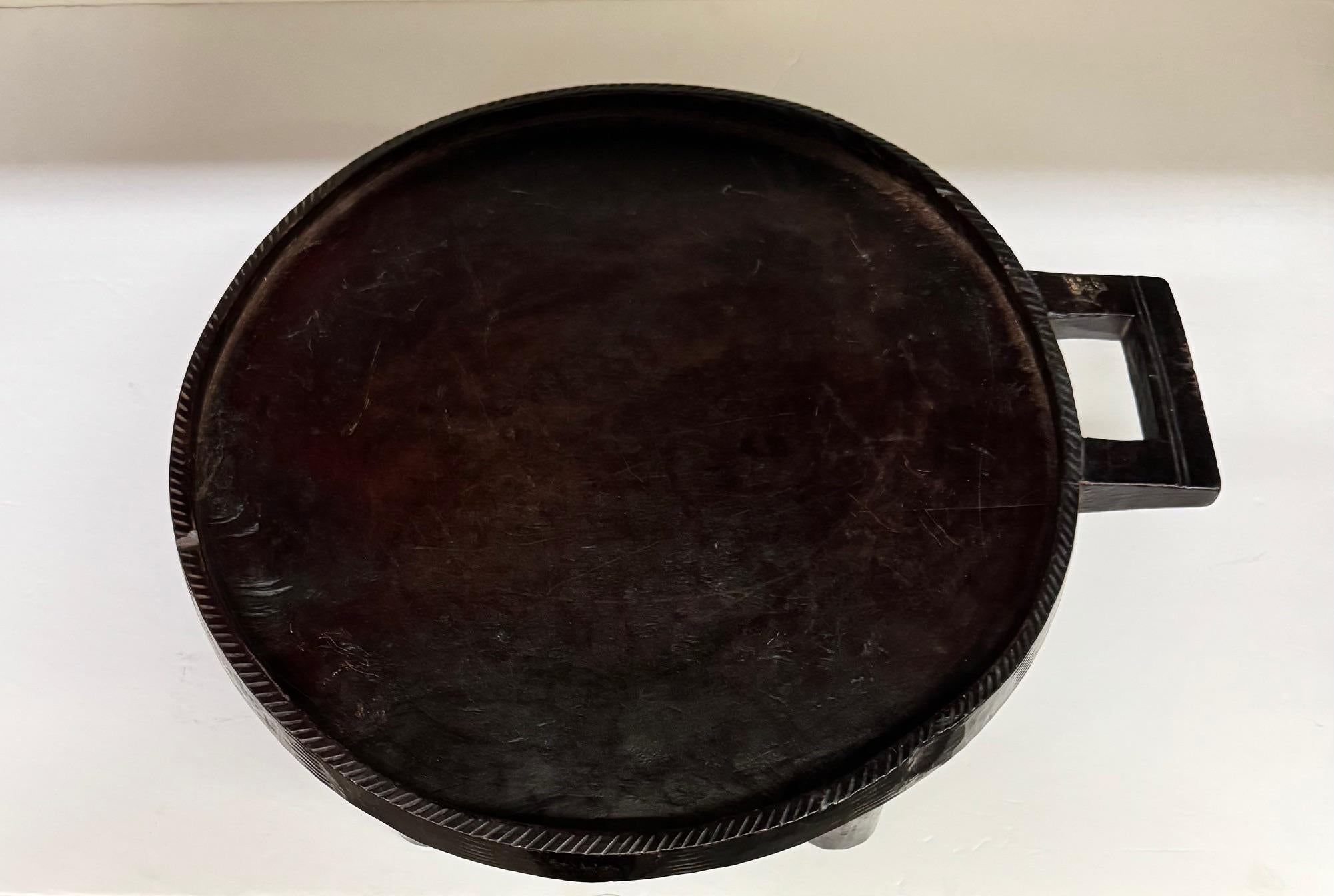 Dunkelbraunes großes Tablett mit geschnitztem Fuß und geschnitztem Griff, Äthiopien, 1920er Jahre im Zustand „Gut“ im Angebot in New York, NY