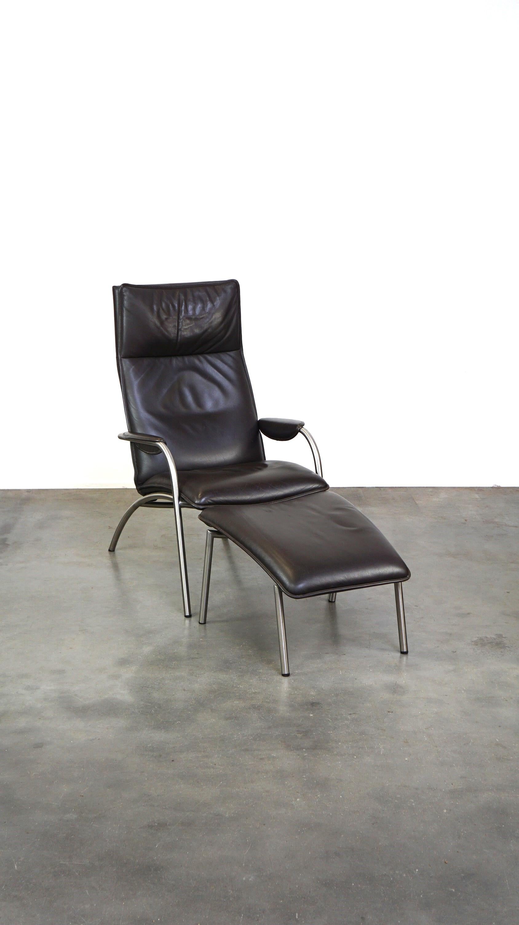 Offered this Beautiful dark brown leather De Sede DS 270 design armchair + footstool.

The DS 270 Armchair with footstool is produced by the Swiss design brand De Sede. It is a modern design armchair of high quality with a stainless steel tubular
