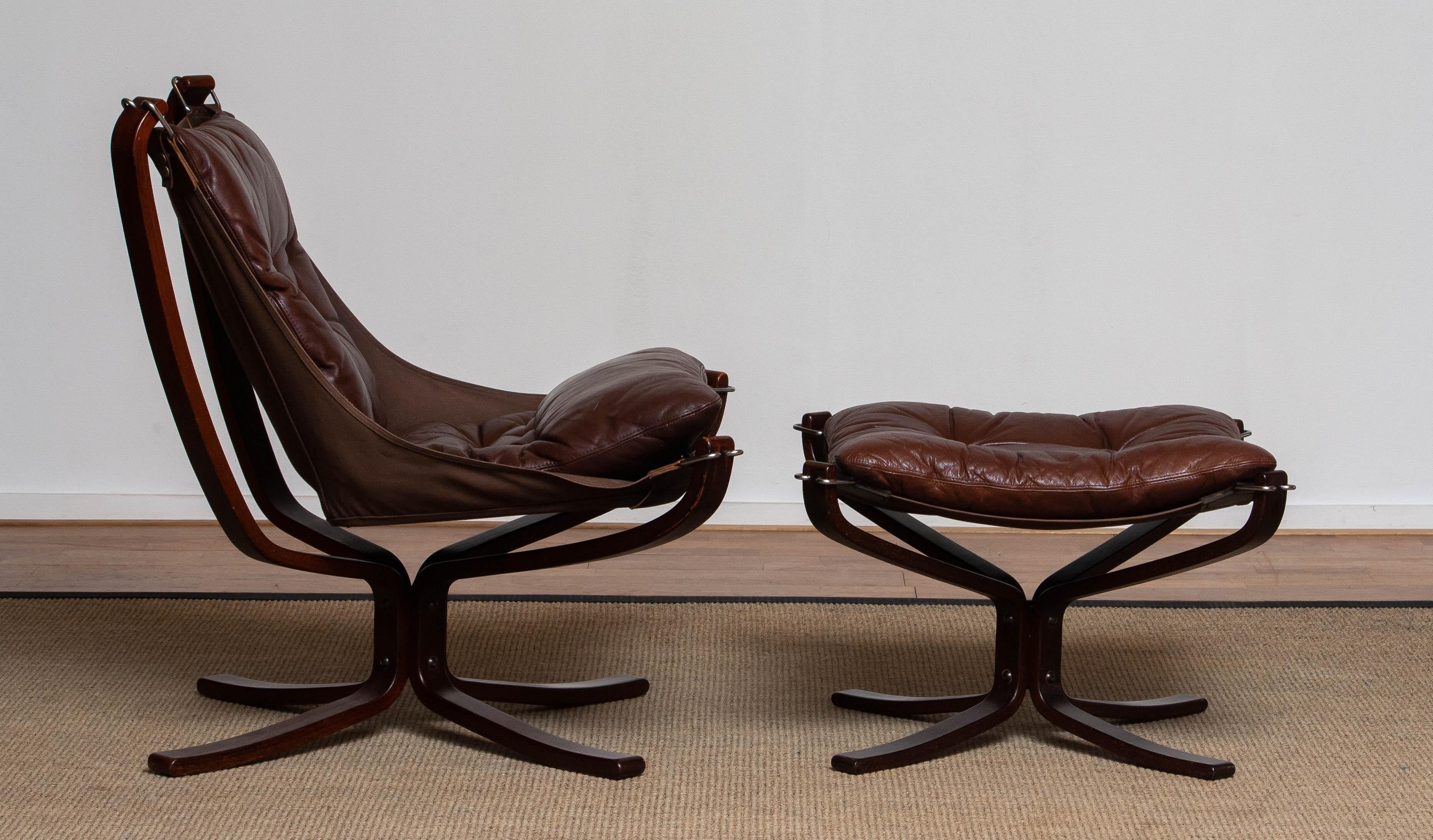 Beautiful set of 1970's chocolate brown 'Falcon' lounge chair and ottoman designed by Sigurd Ressel for Vatne Möbler in Norway.
This 'Falcon' chair is in overall good condition and the leather shows a great patina true the years.
Please note that
