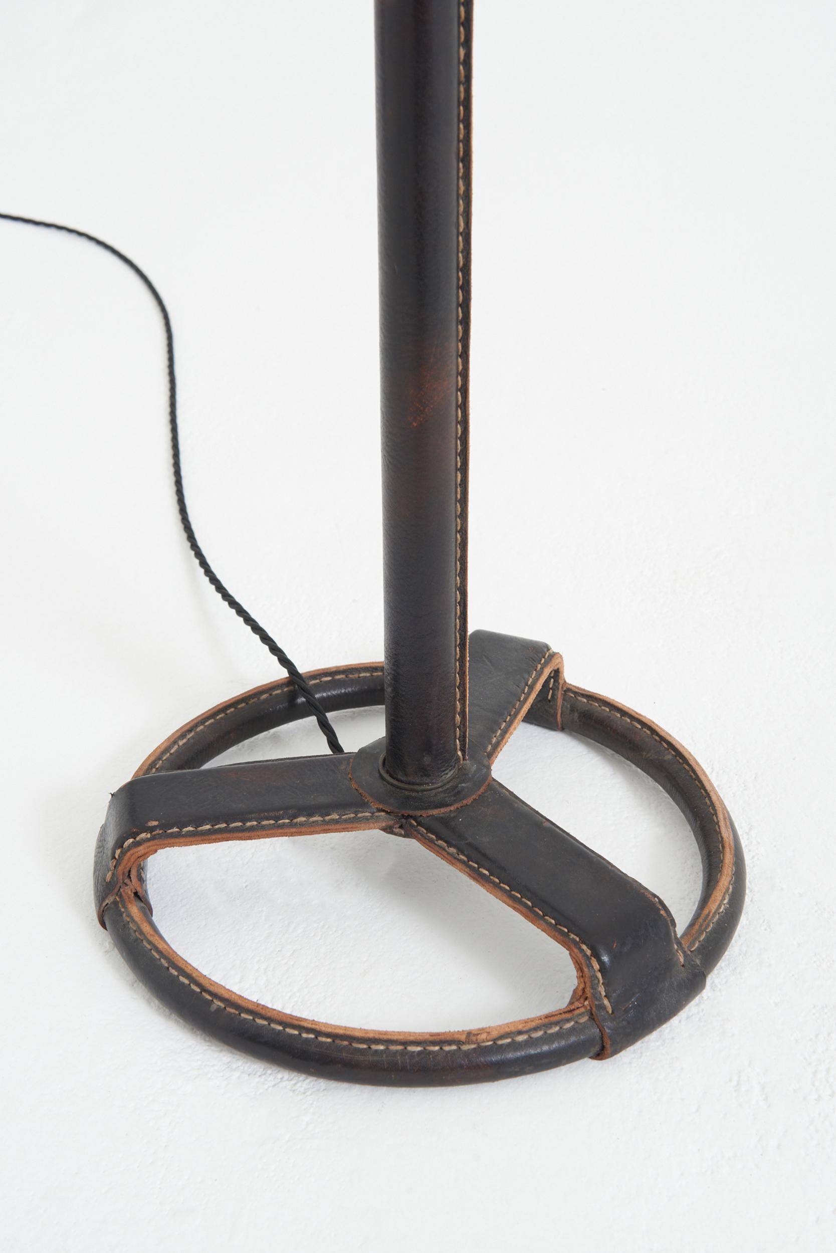 Mid-Century Modern Lampadaire en cuir brun foncé par Jacques Adnet en vente