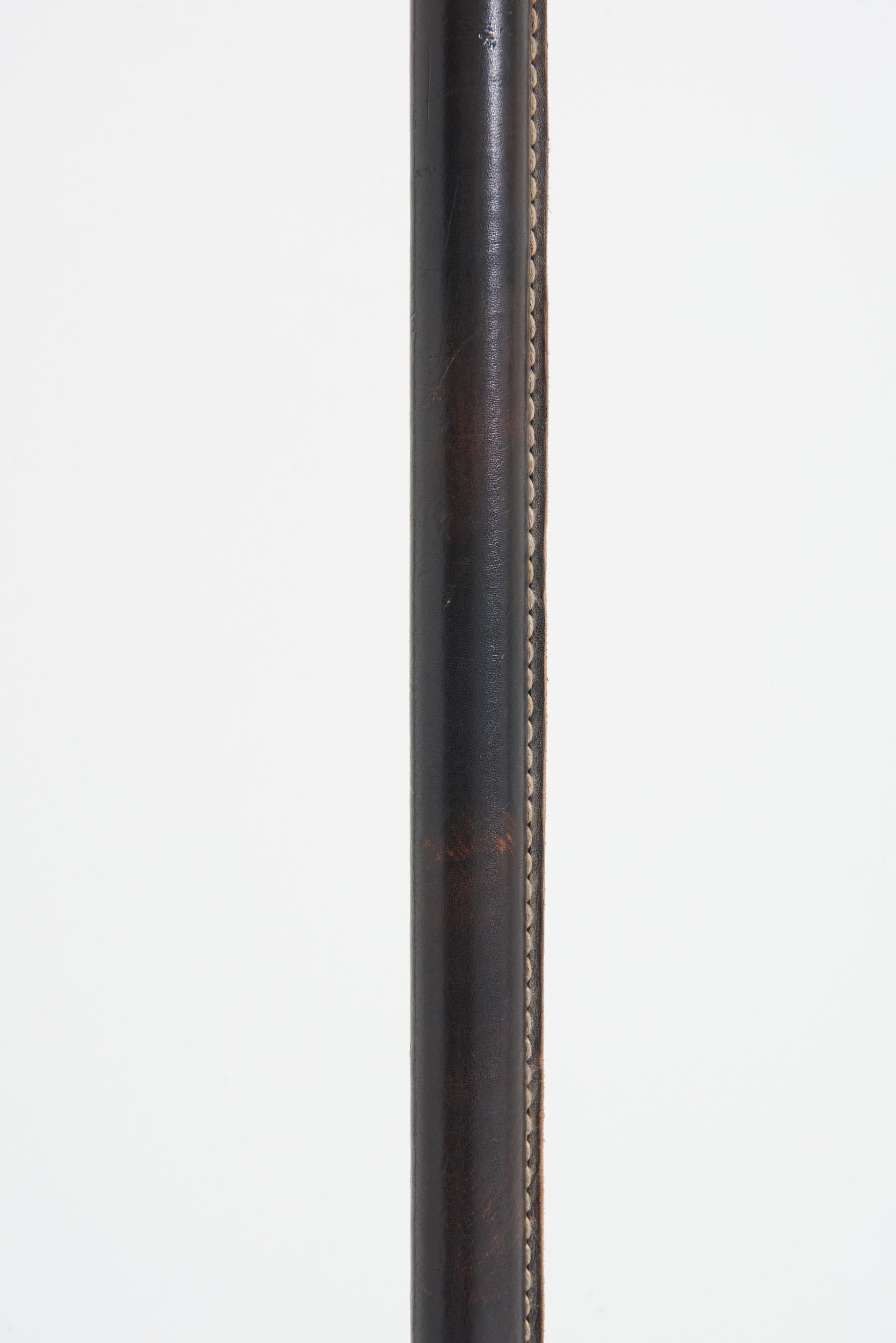 Français Lampadaire en cuir brun foncé par Jacques Adnet en vente