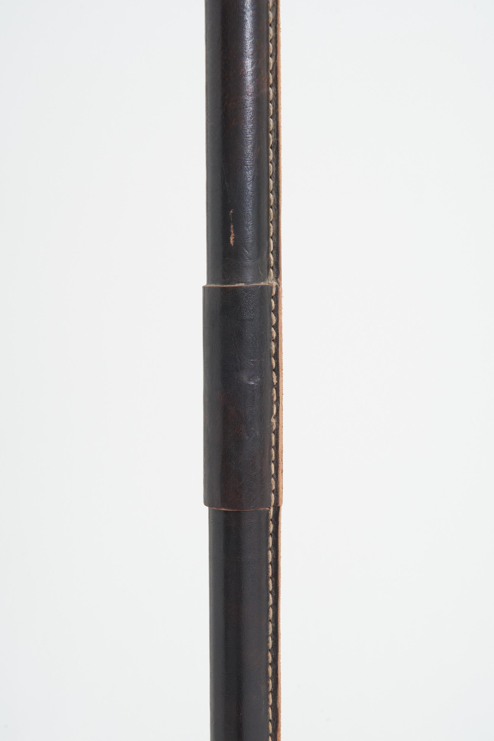 Milieu du XXe siècle Lampadaire en cuir brun foncé par Jacques Adnet en vente