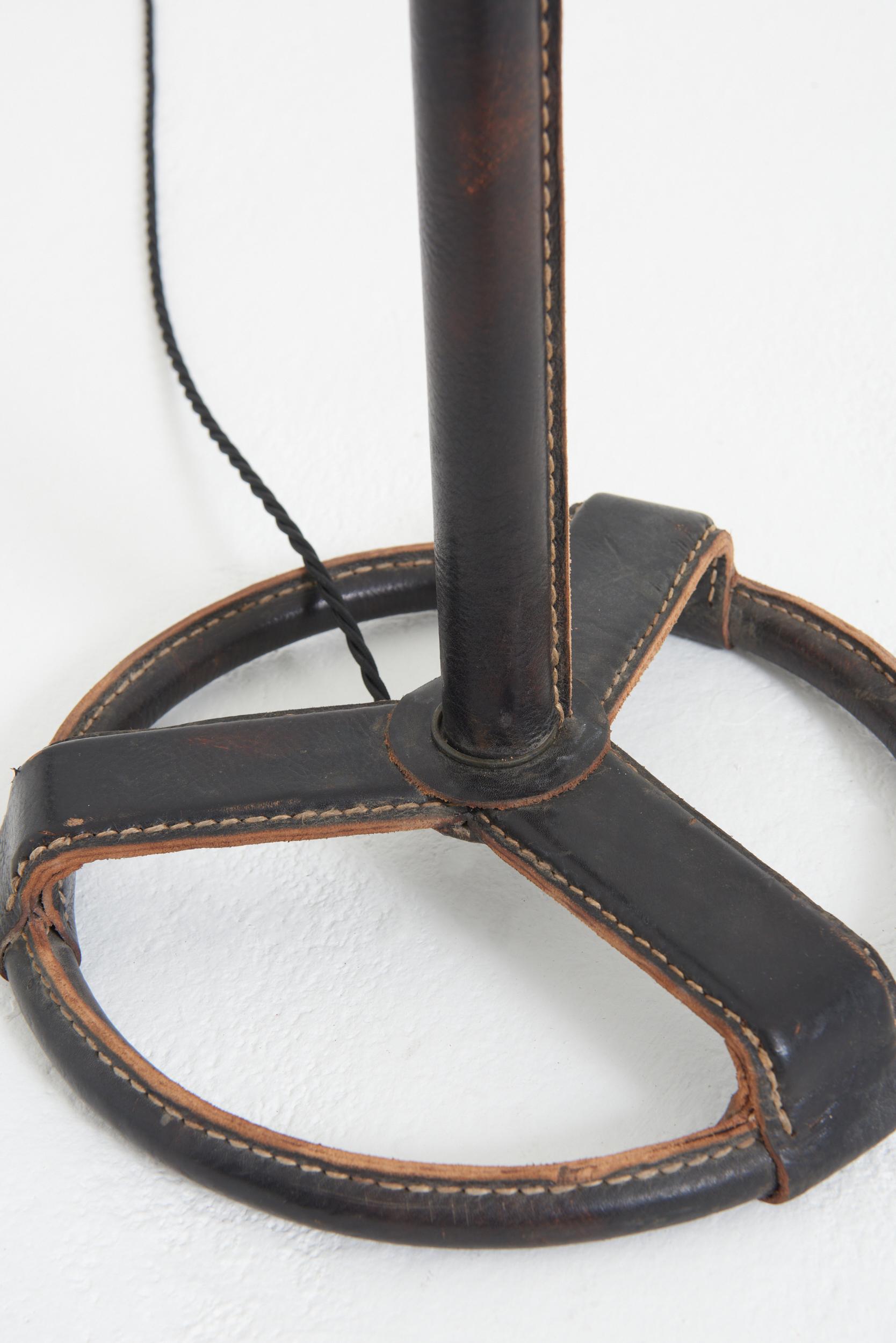 Cuir Lampadaire en cuir brun foncé par Jacques Adnet en vente