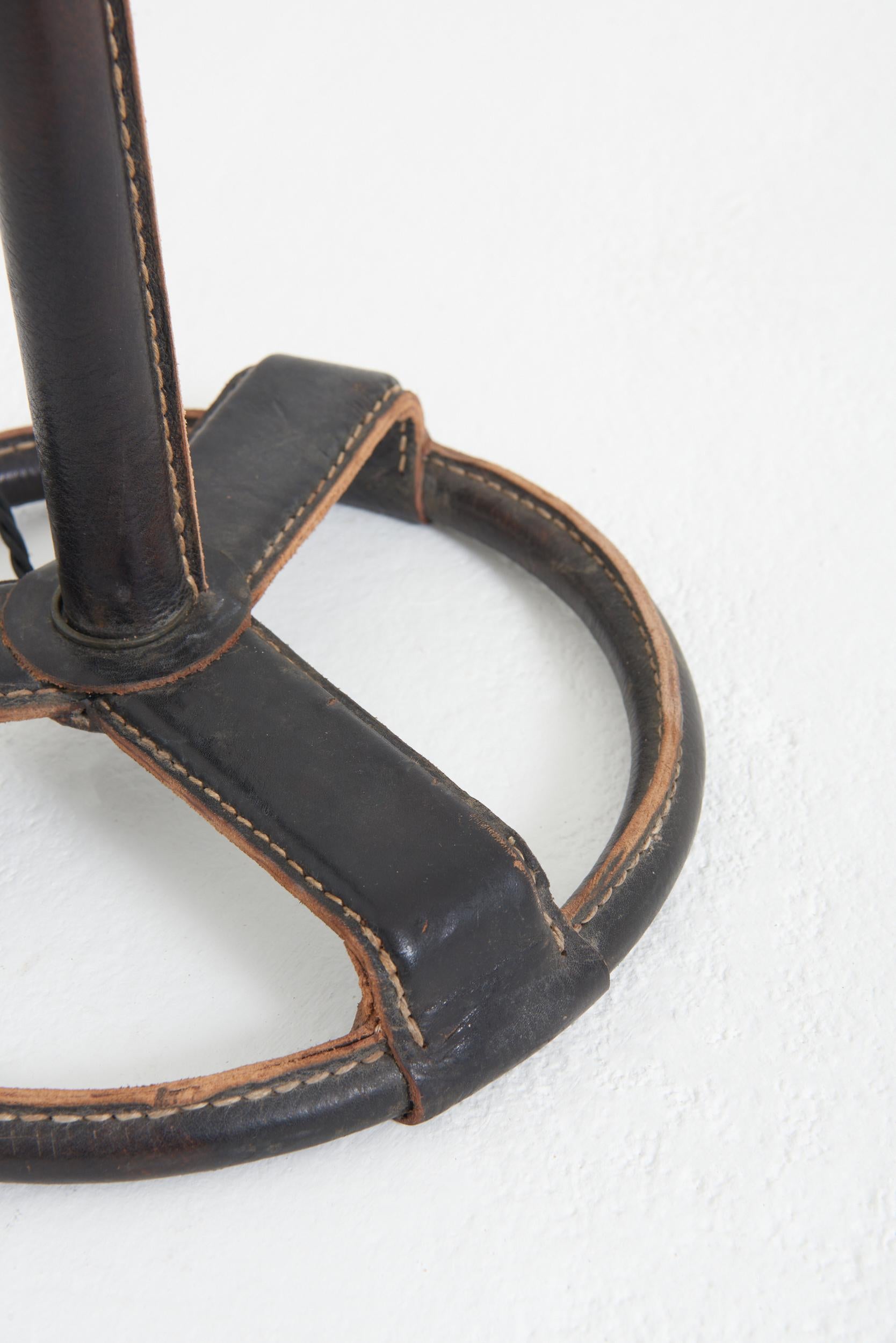 Lampadaire en cuir brun foncé par Jacques Adnet en vente 1