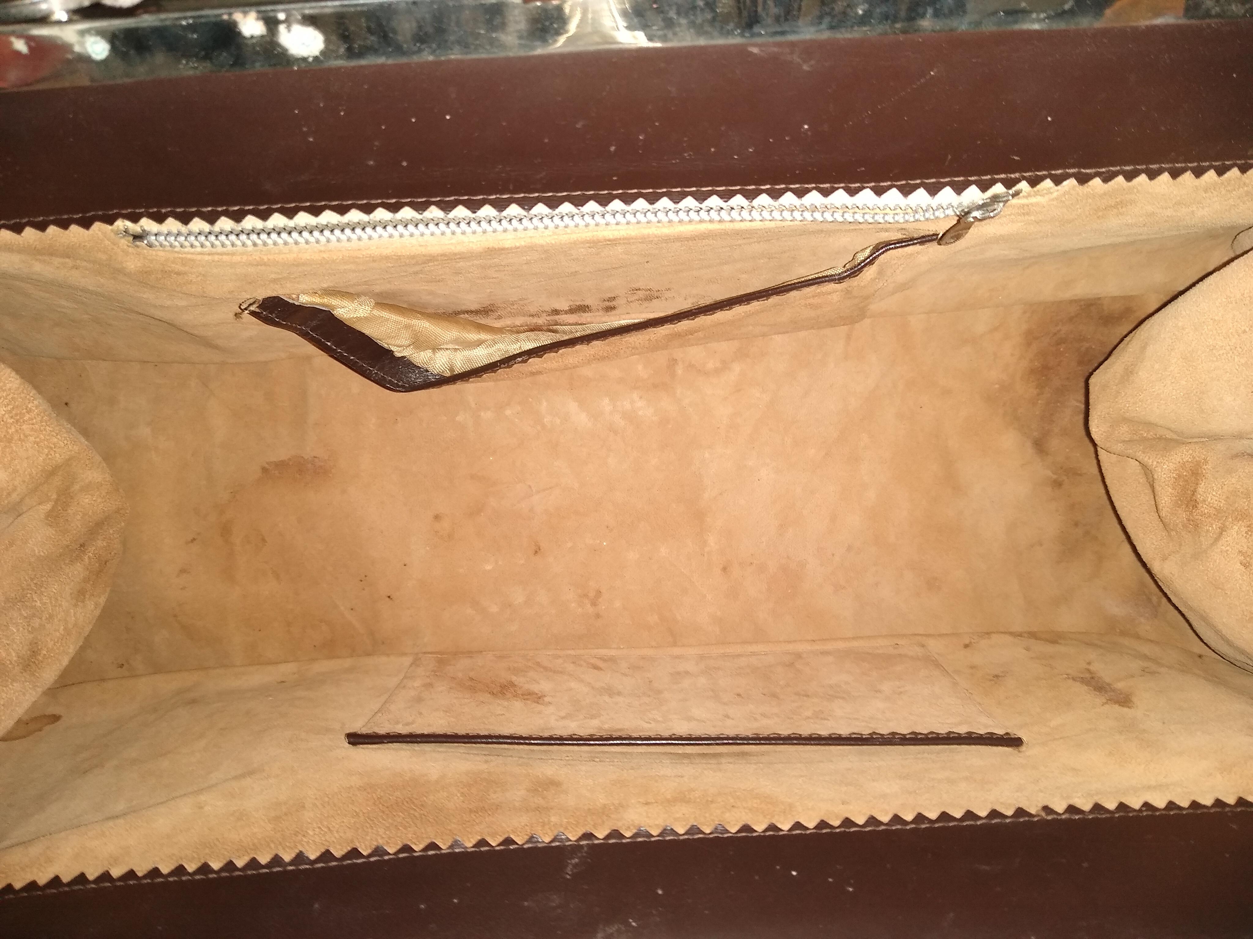 Dunkelbraune Lederhandtasche mit Flip-Verschluss von R. Cochet im Zustand „Gut“ im Angebot in Catania, IT