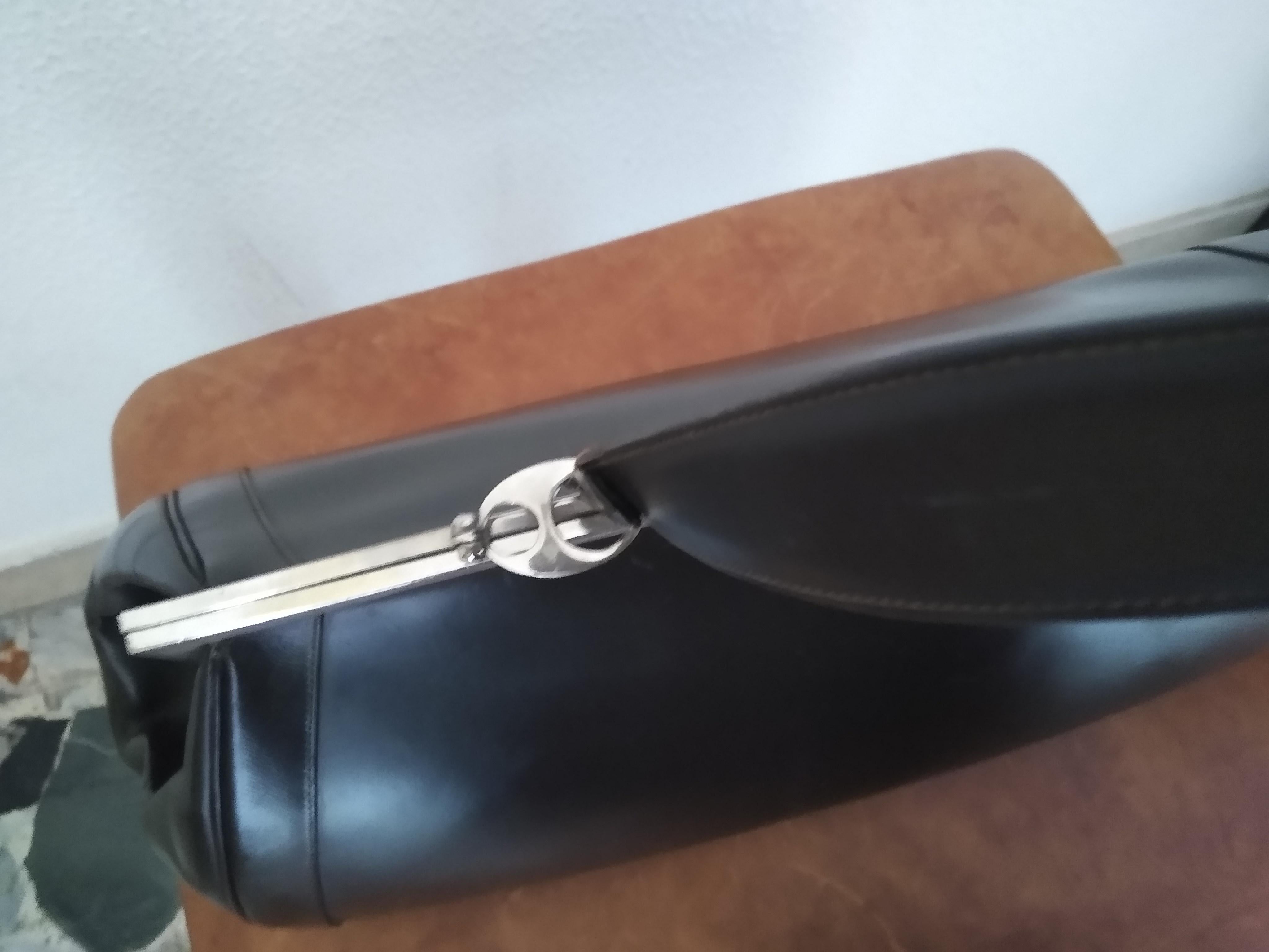 Dunkelbraune Lederhandtasche mit Flip-Verschluss von R. Cochet im Angebot 1