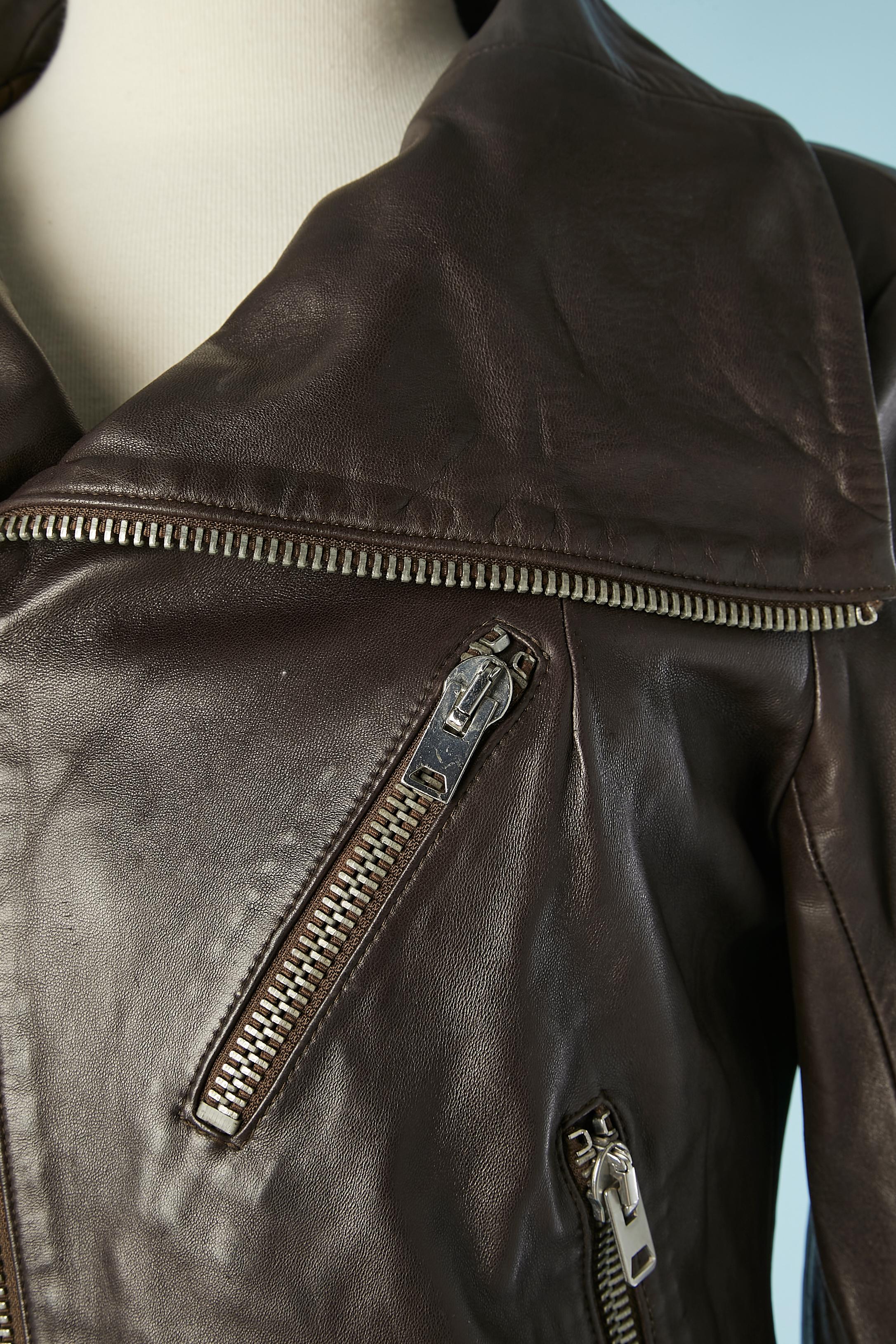 Dark brown leather jacket. Zip in the middle front, on the pockets , on the cuffs and middle back ( 13cm) Rayon lining. 
SIZE M