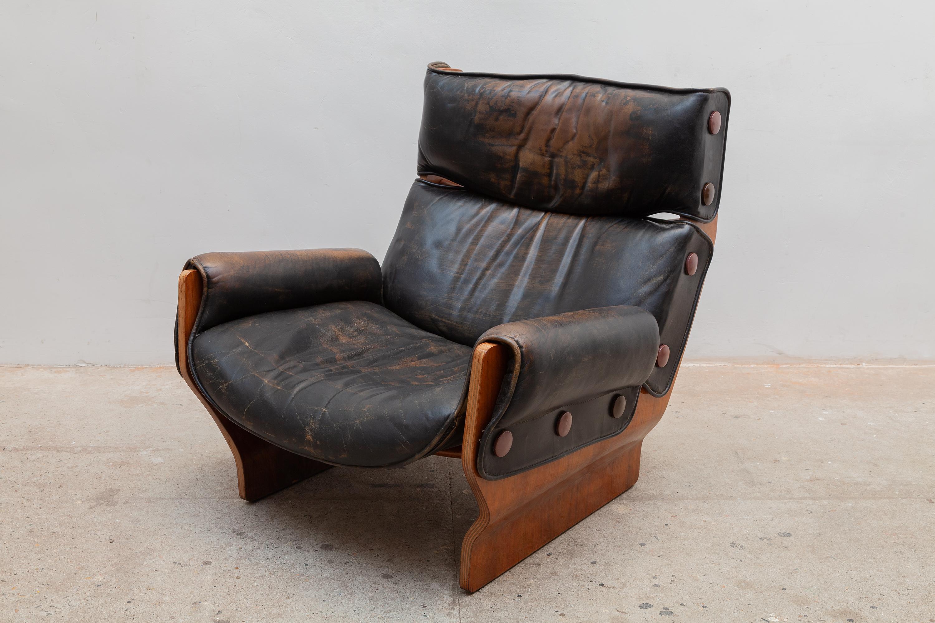 Original P110 'Canada' armchair from the 1960s by Osvaldo Borsani for Tecno, Italy. Wooden frame with original chocolate leather upholstery with a very nice patina. Borsani designed this lounge chair in 1965, part of the slender line a clever