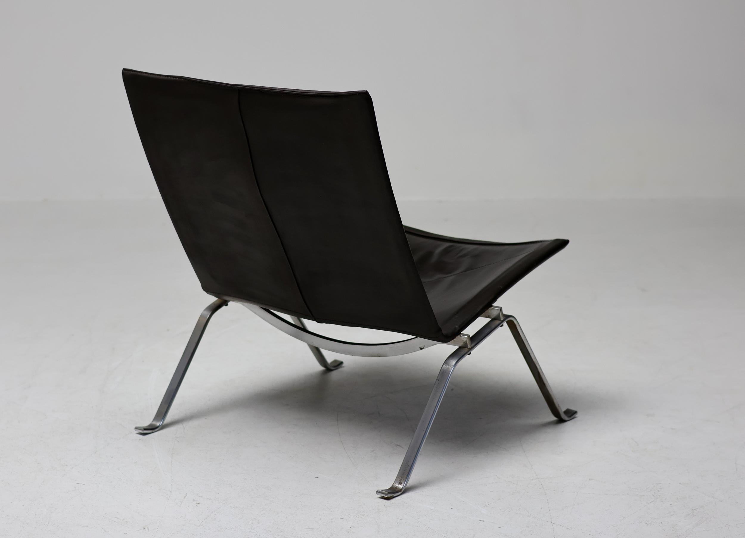 Der Loungesessel PK22 ist eine Ikone des skandinavischen Modernismus und verkörpert Poul Kjærholms raffinierten Ansatz für Minimalismus und Materialität. Dieses 1956 für E. Kold Christensen entworfene Exemplar ist mit geschmeidigem, dunkelbraunem