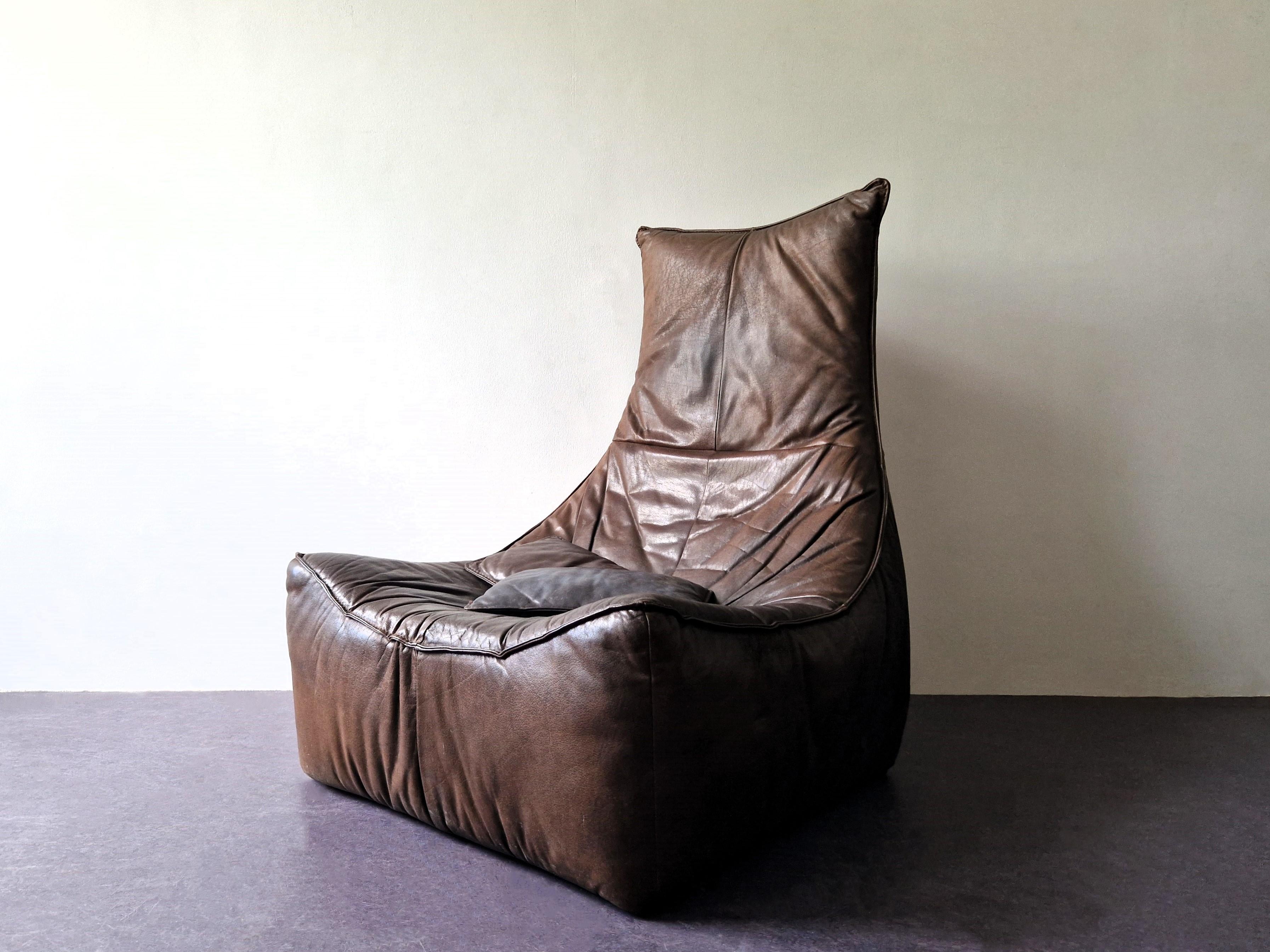 This very comfortable lounge chair, model 'The Rock', was designed by Gerard van den Berg for Montis in the 1970's. A great design that was the best sold model for Montis in the 1970's. This chair is made out of high quality dark brown leather that