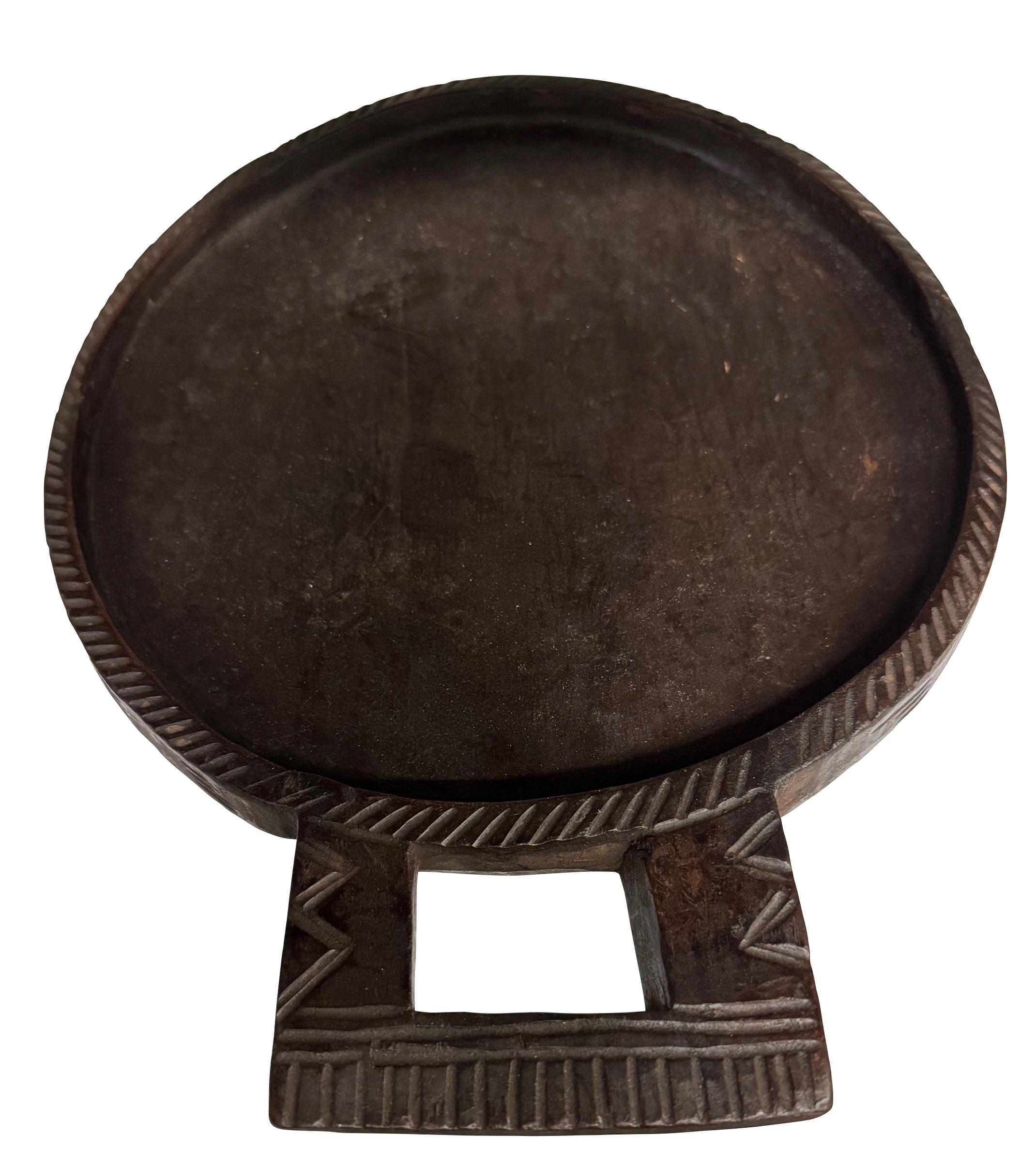 Dunkelbraunes, mittelgroßes, geschnitztes Tablett mit geschnitztem Griff, Äthiopien, 1920er Jahre im Zustand „Gut“ im Angebot in New York, NY