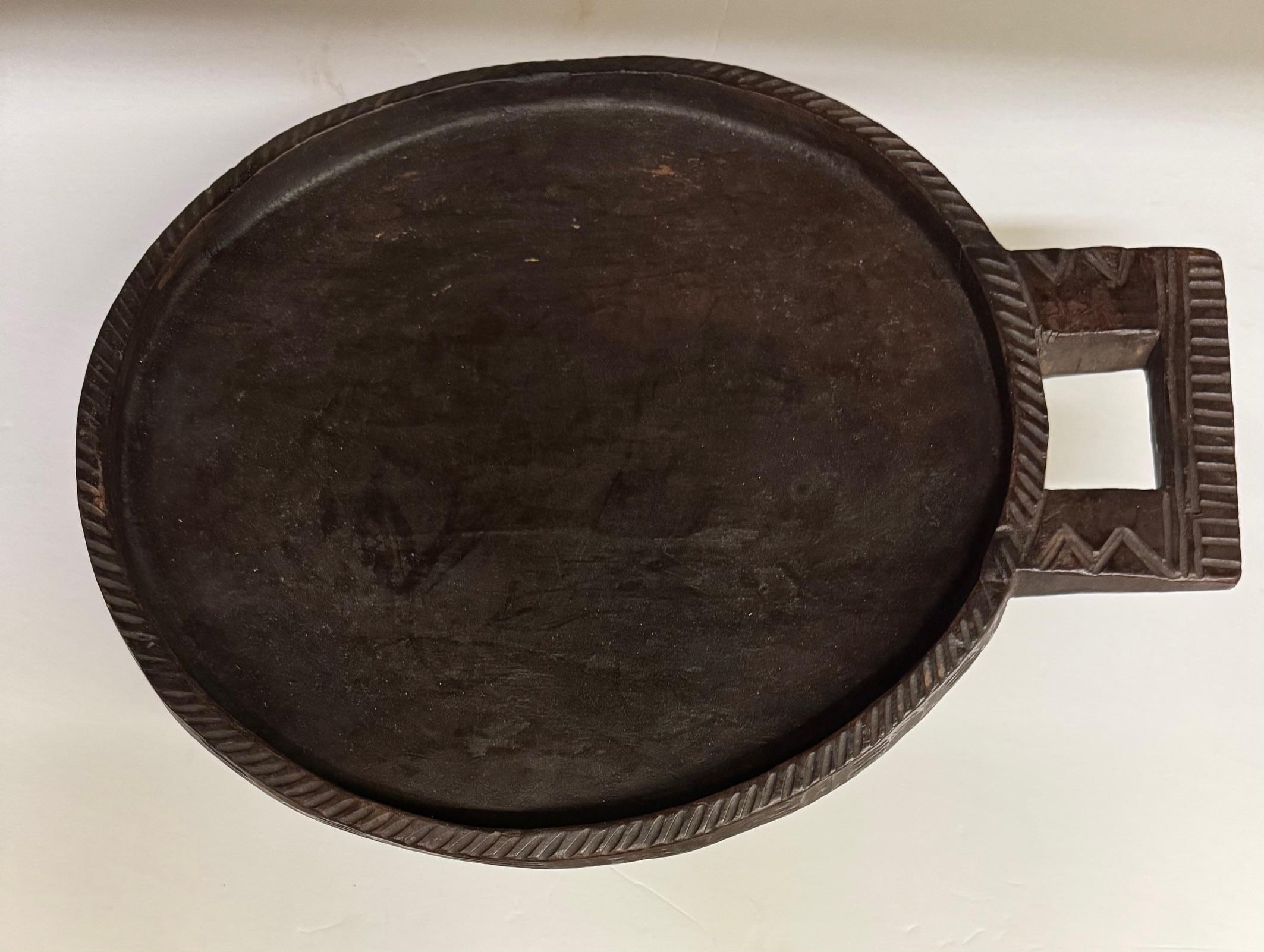 Dunkelbraunes, mittelgroßes, geschnitztes Tablett mit geschnitztem Griff, Äthiopien, 1920er Jahre (Frühes 20. Jahrhundert) im Angebot
