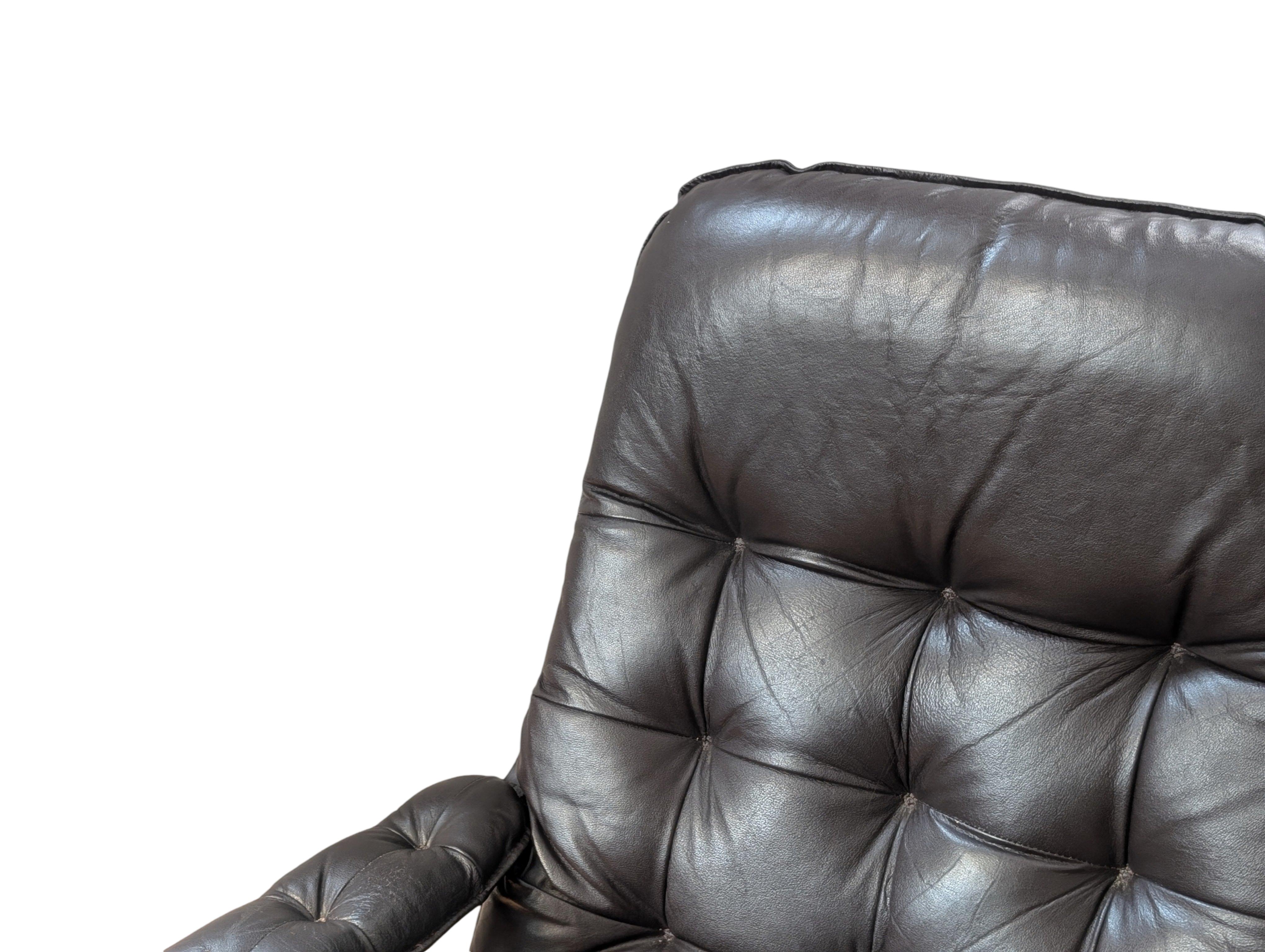 Dark Brown Mid Century Modern Bentwood Lounge Chair – Swivel & Recline, Stylish In Good Condition For Sale In Wilmington, DE