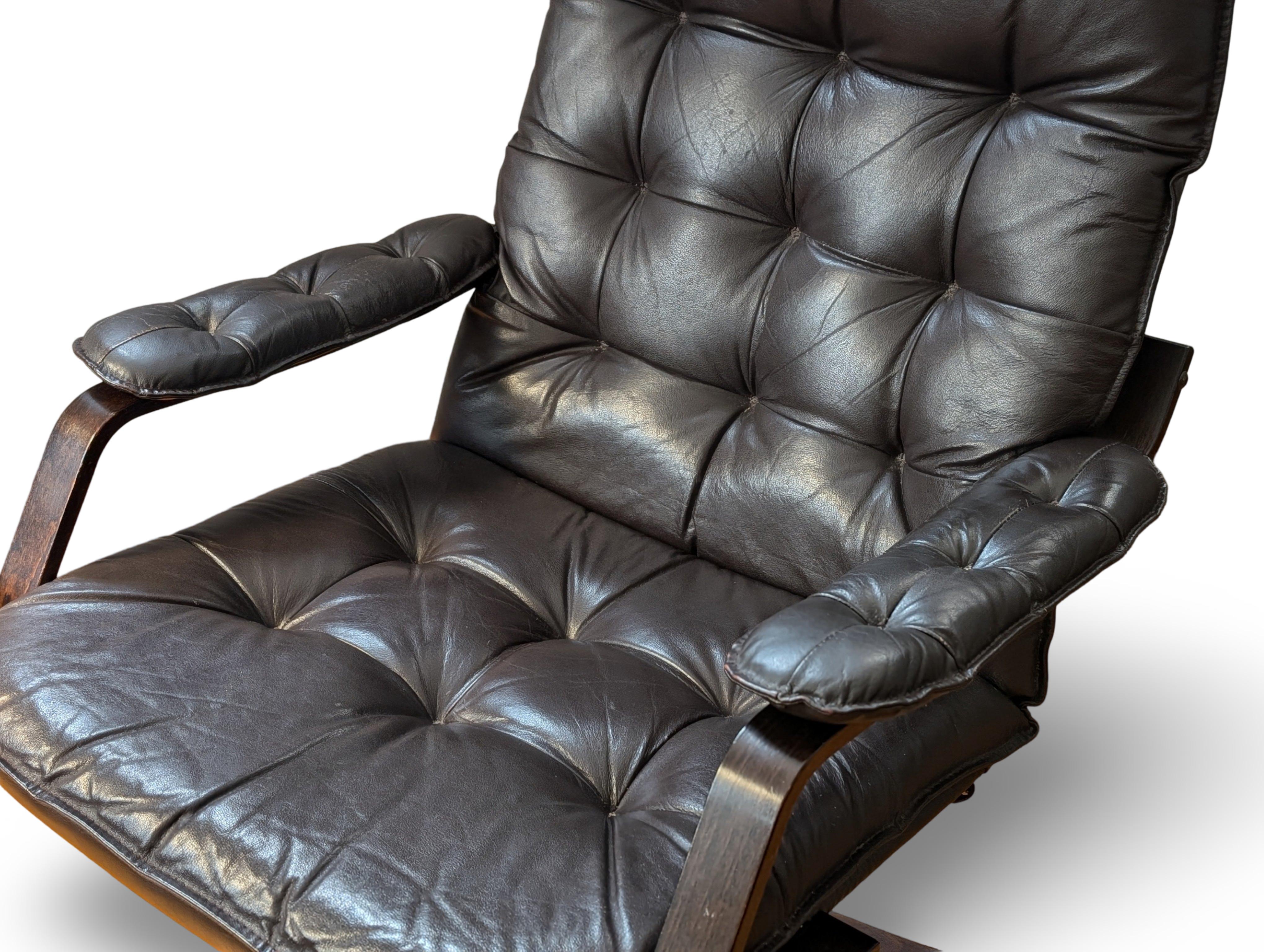 Late 20th Century Dark Brown Mid Century Modern Bentwood Lounge Chair – Swivel & Recline, Stylish For Sale