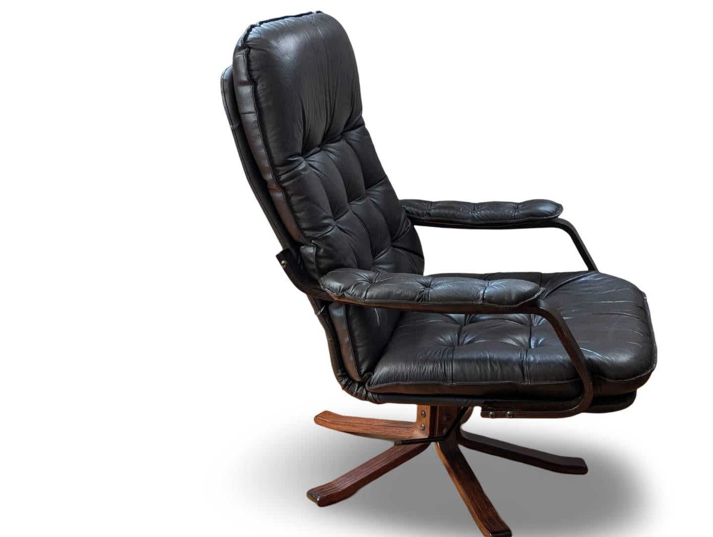 Dark Brown Mid Century Modern Bentwood Lounge Chair – Swivel & Recline, Stylish For Sale 1