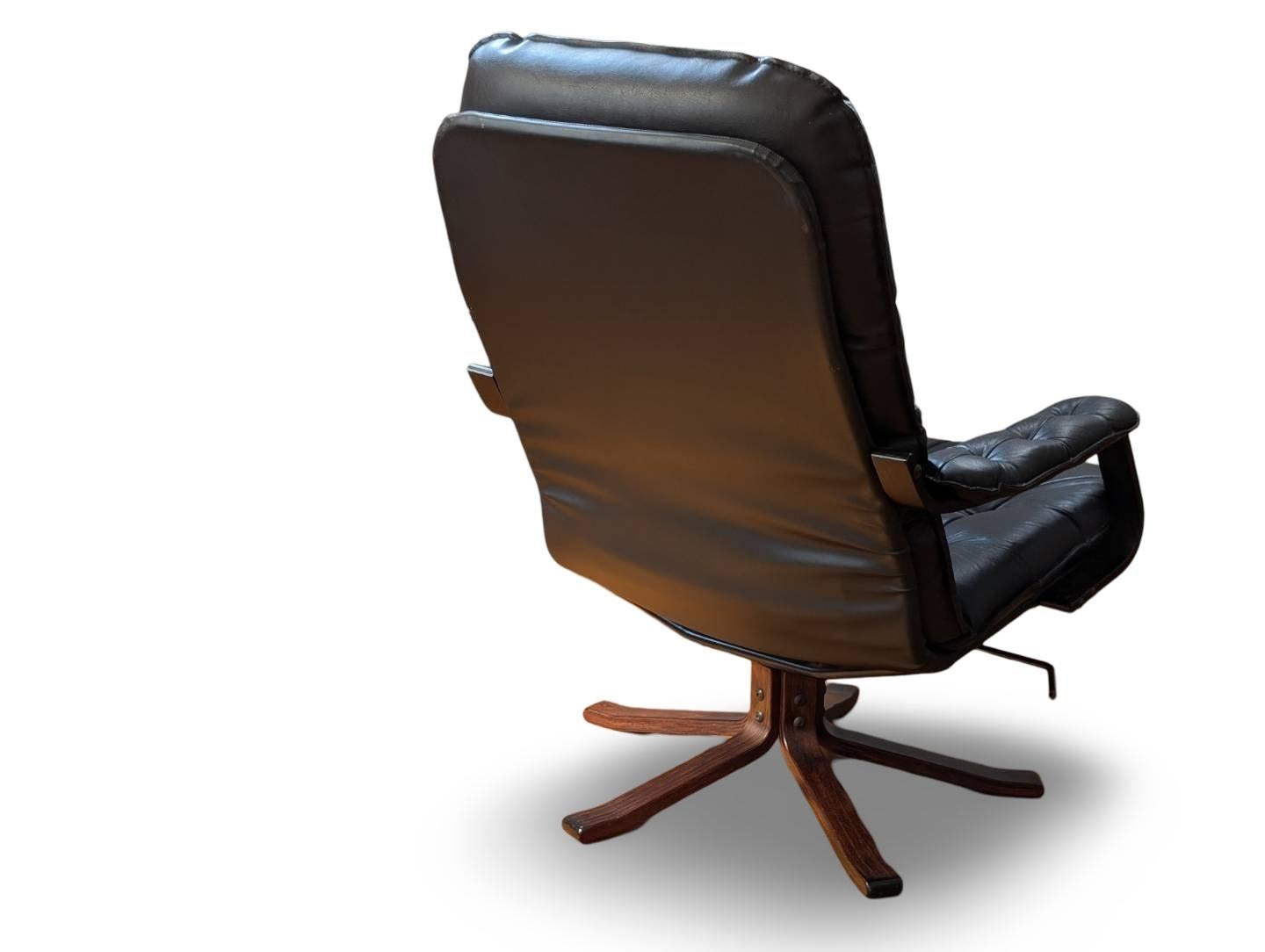 Dark Brown Mid Century Modern Bentwood Lounge Chair – Swivel & Recline, Stylish For Sale 2