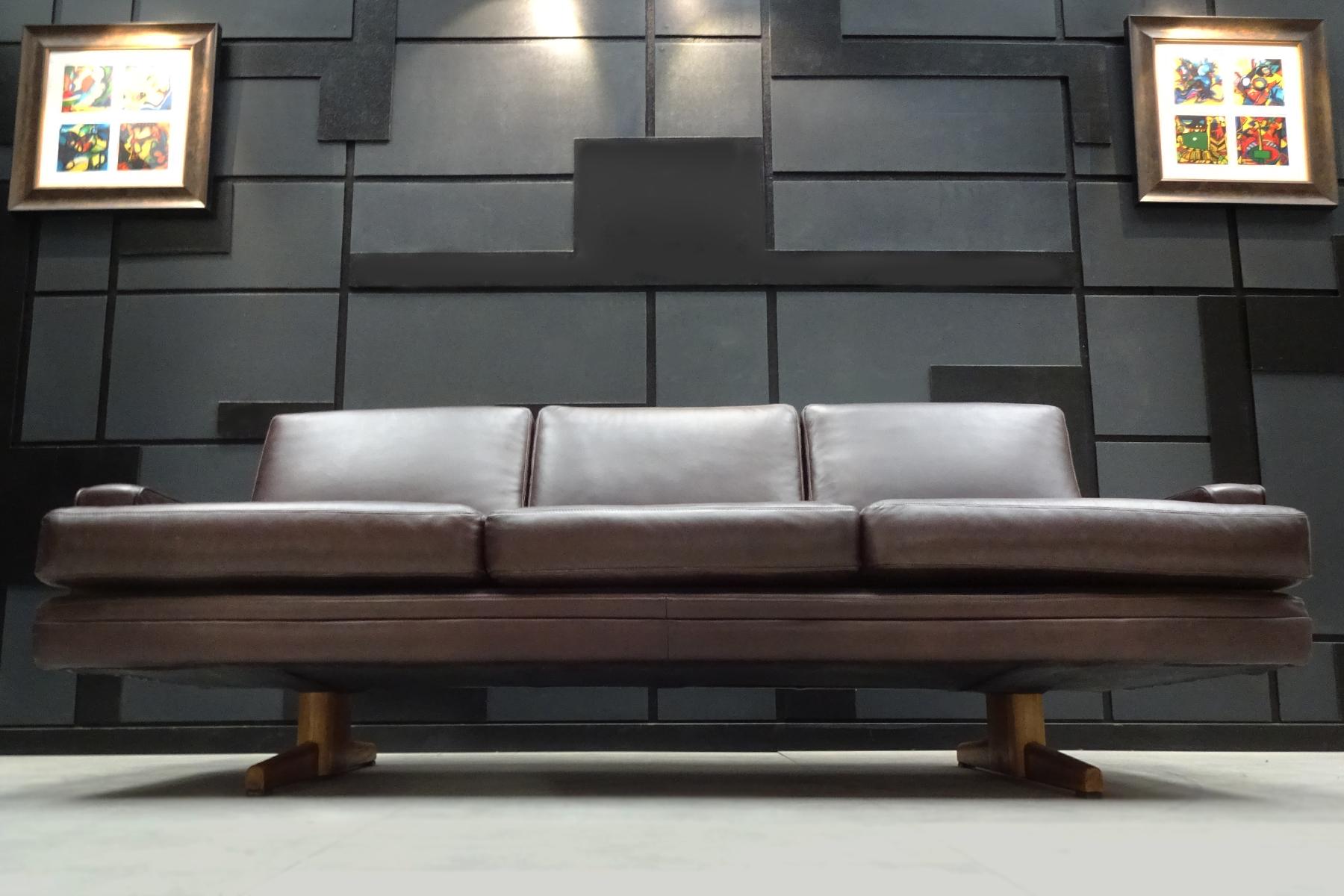 Midcentury leather sofa - sofa model 807 by Fredrik Kayser for Vatne Mobler, Norway. 

A high-quality and rare sofa of generous proportions with ski back sides upholstered in a dark chocolate leather with hints of dark burgundy. The sofa rests on