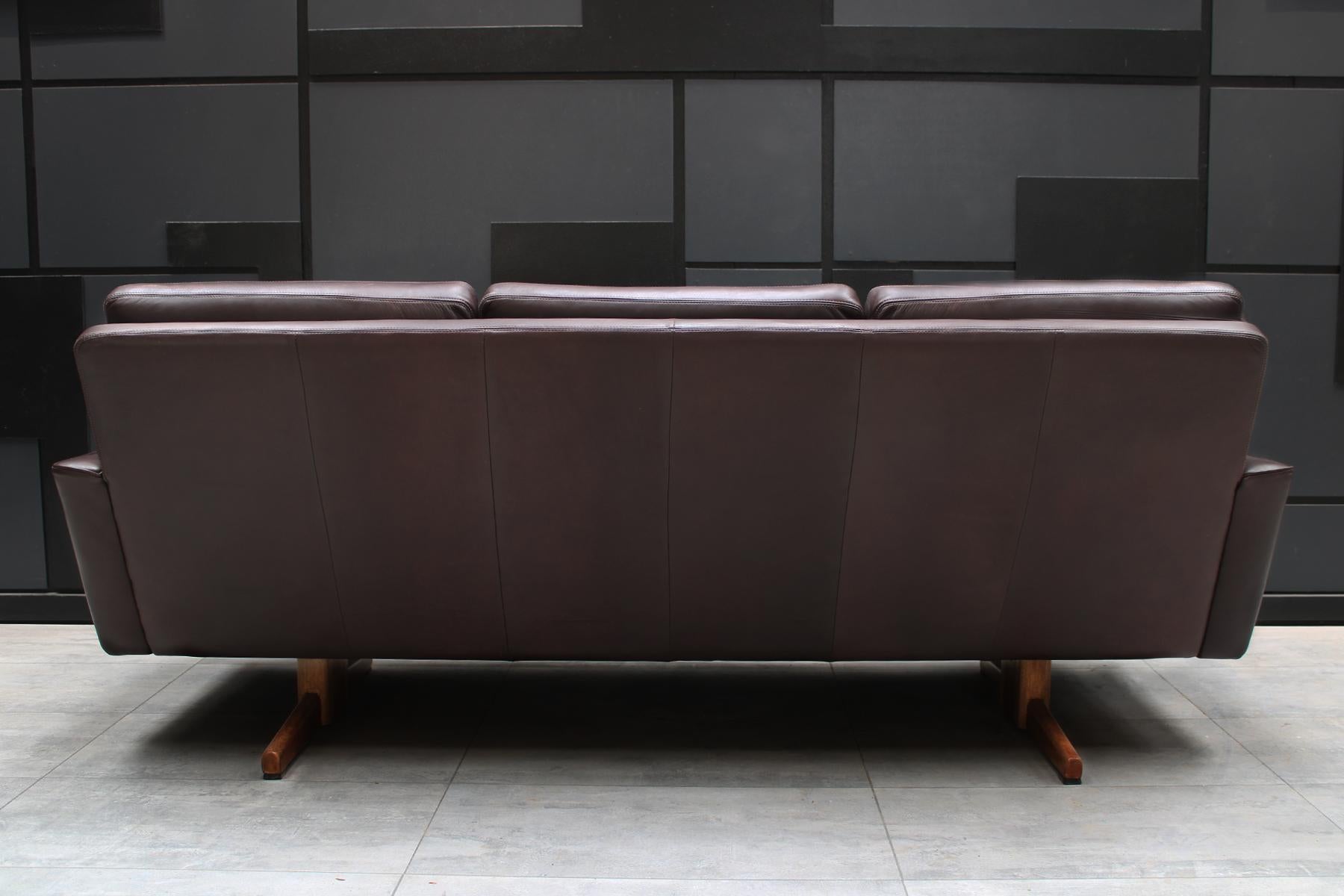 Dark Brown Midcentury Scandinavian Sofa by Fredrik Kayser In Good Condition In Highclere, Newbury