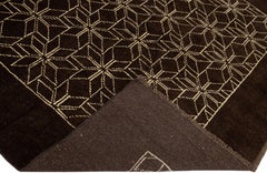 Dunkelbrauner moderner handgefertigter Wollteppich mit geometrischem Motiv im marokkanischen Stil von Apadana