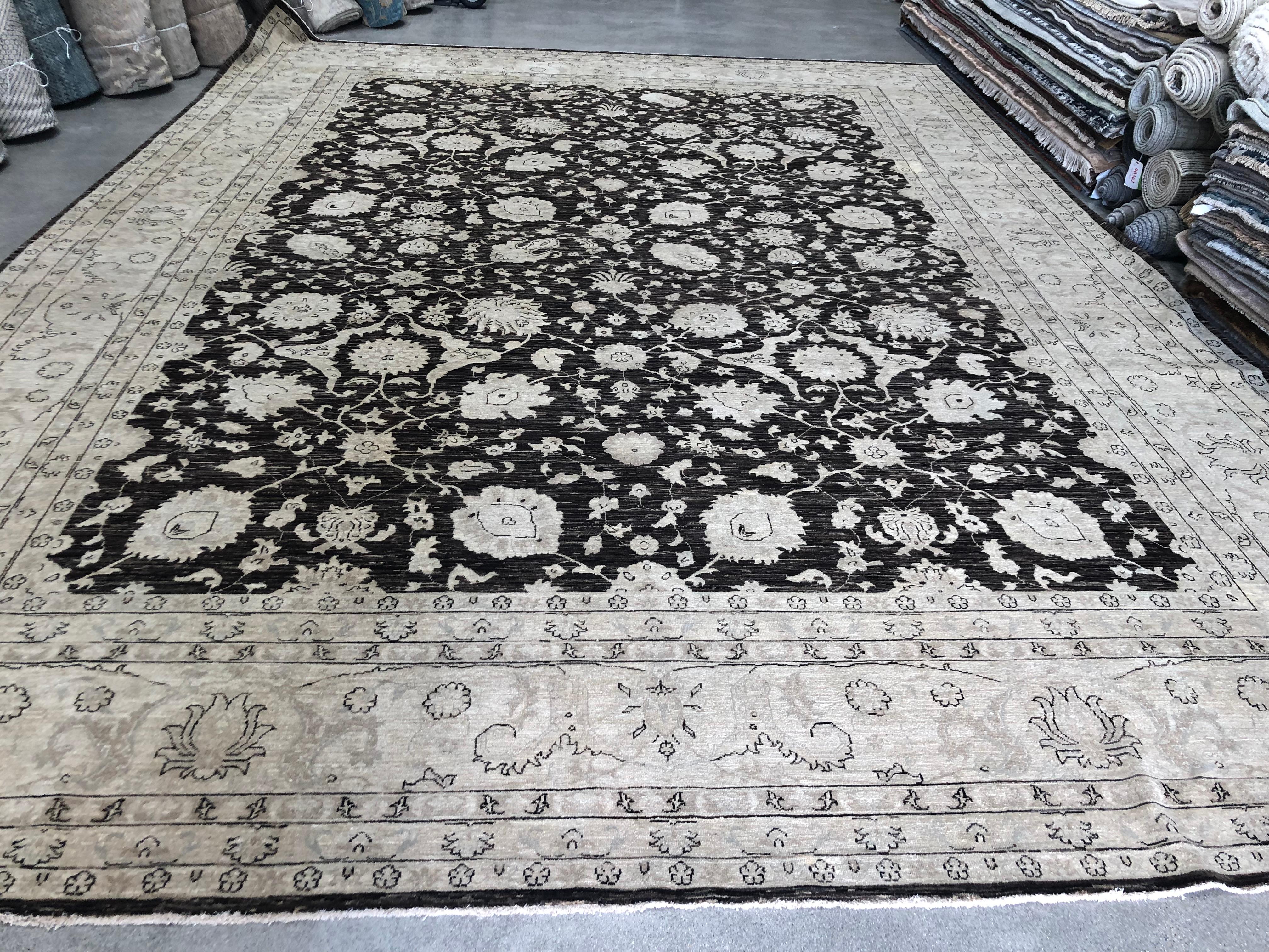 Un exemple élégant et gracieux de tapis de style traditionnel présentant un motif floral tissé de façon complexe sur un grand panneau central et une large bordure. Construction durable en laine. Noué à la main au Pakistan.