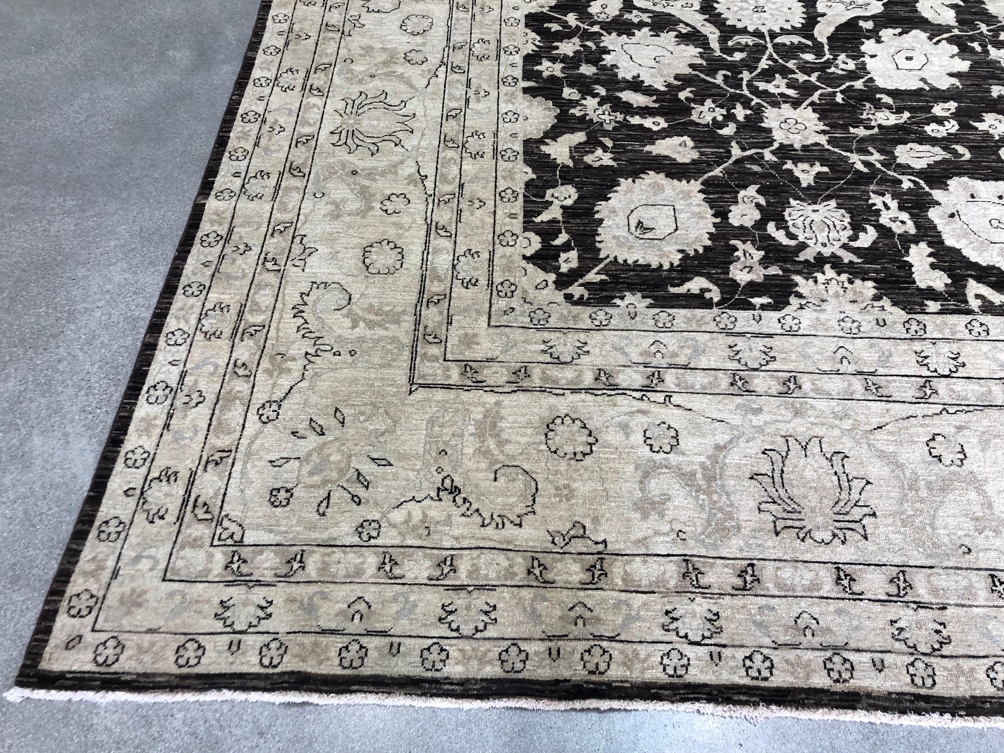 Pakistanais Tapis de laine pakistanais de style traditionnel Brown foncé en vente
