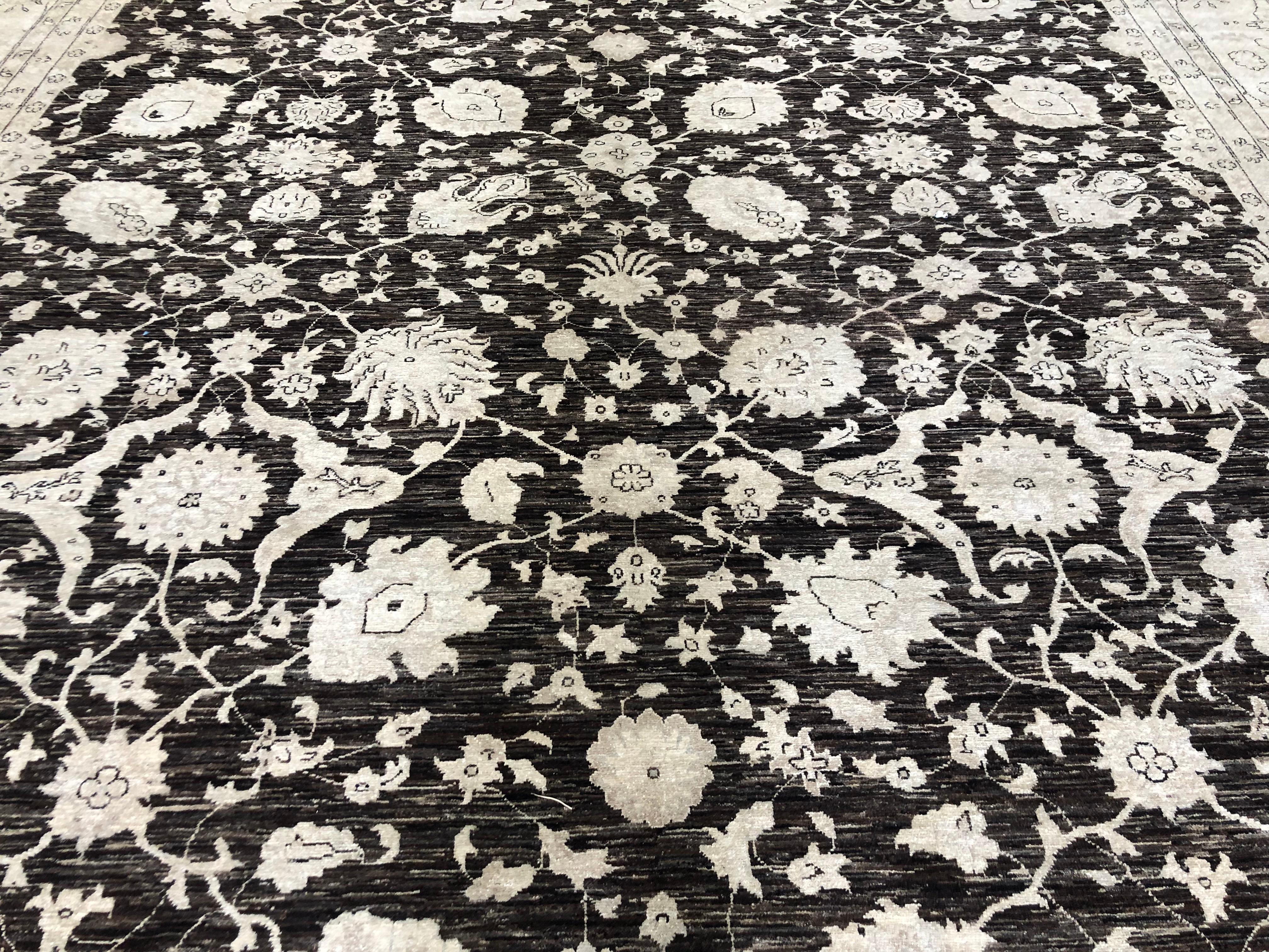 Noué à la main Tapis de laine pakistanais de style traditionnel Brown foncé en vente