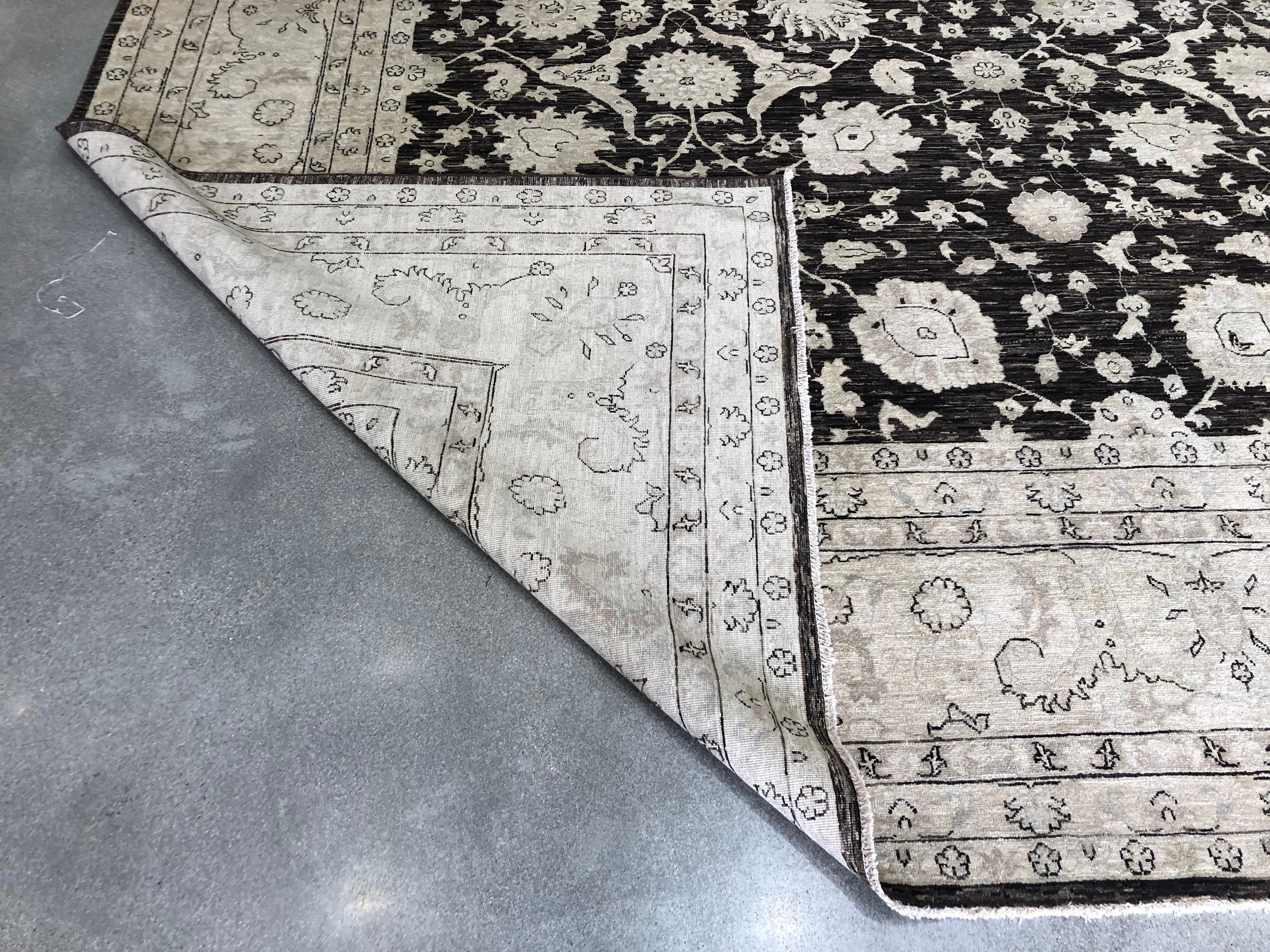 Tapis de laine pakistanais de style traditionnel Brown foncé Neuf - En vente à West Hollywood, CA