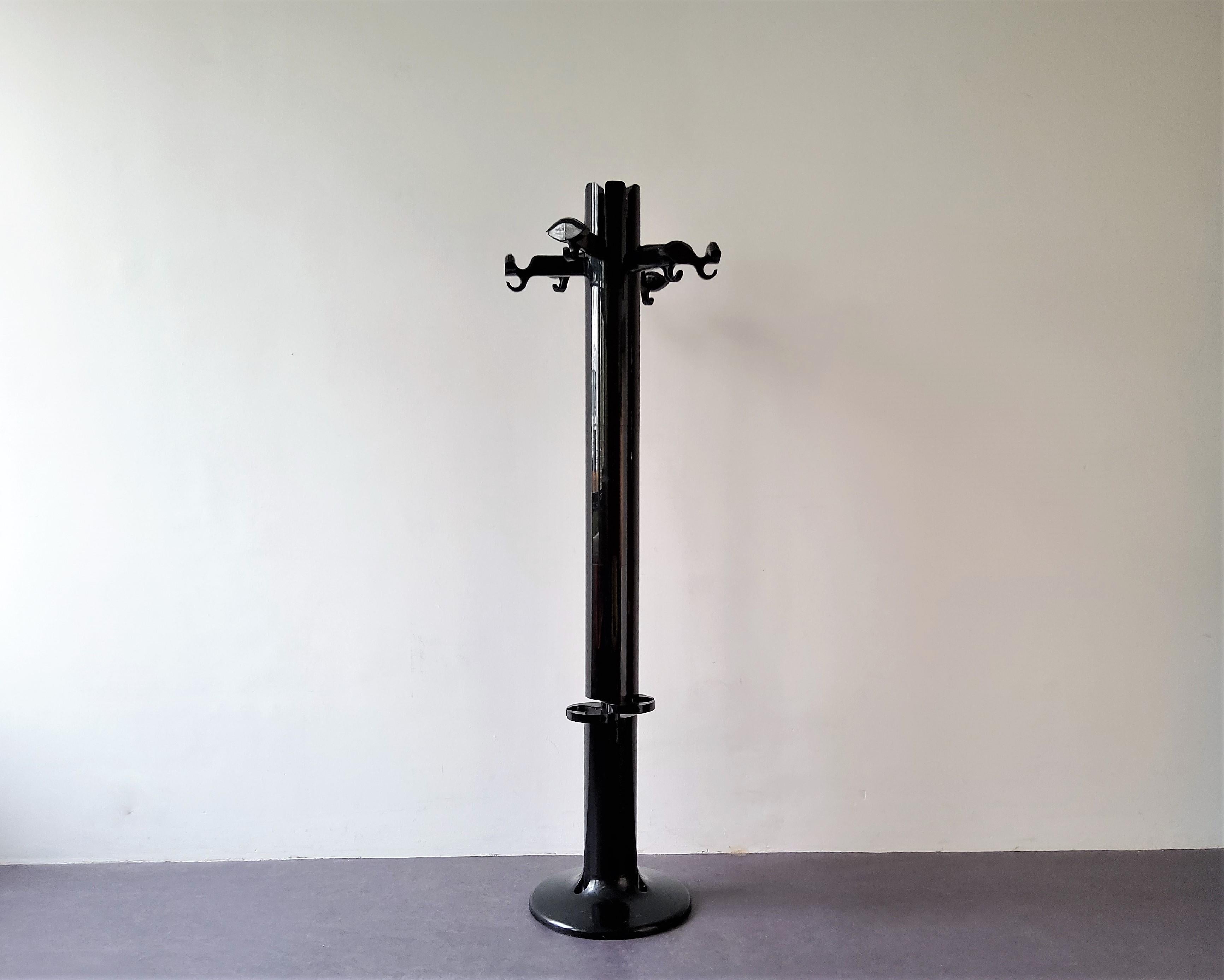 This coat stand, named Planta, was designed by Giancarlo Piretti for Anonima Castelli in the 1970's. It is made out of black plastic and has a heavy base for a good stability. It has six foldable hooks and two extendable rings with little drains for