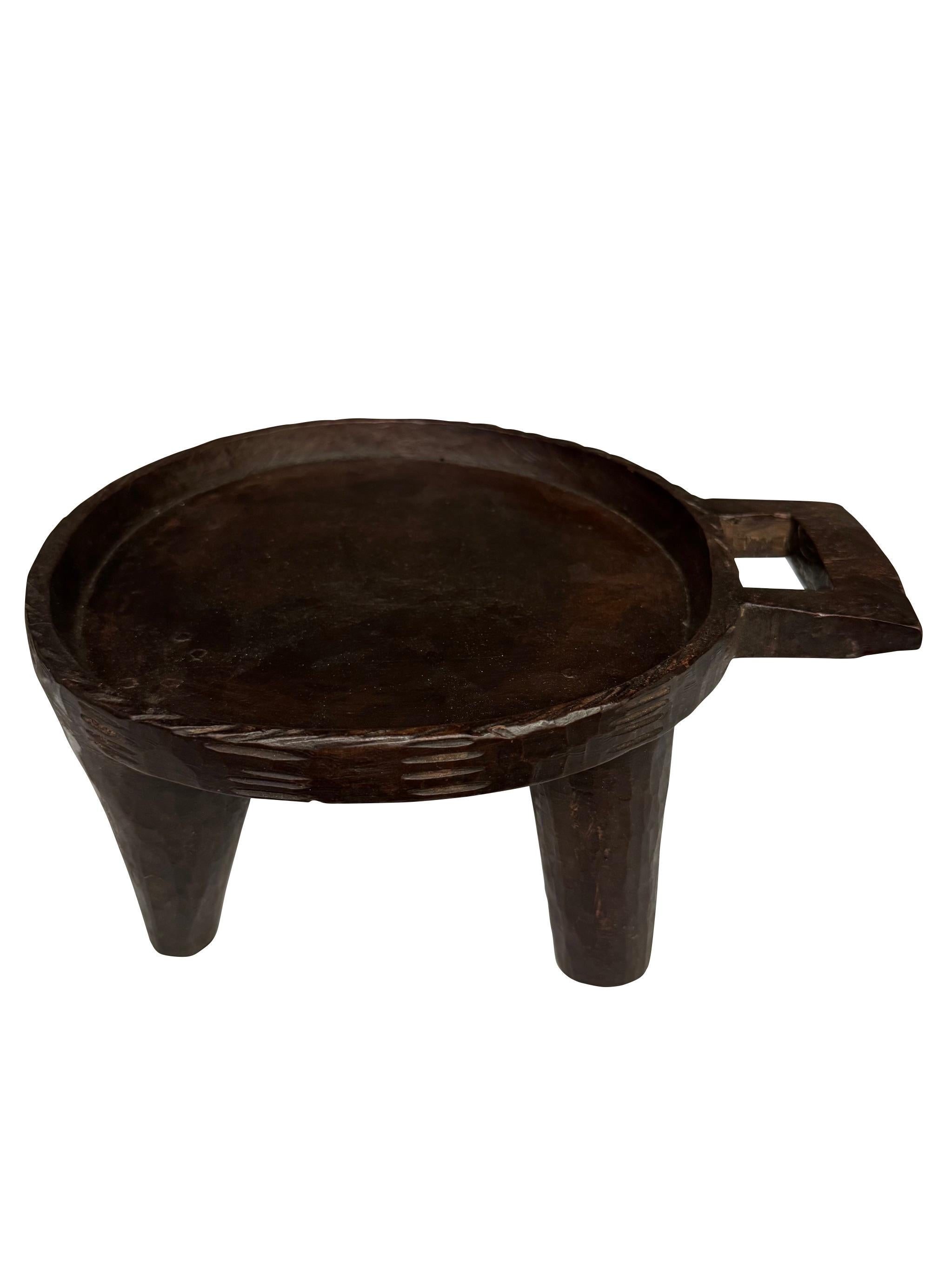 Äthiopisches kleines Holztablett mit Fuß und geschnitztem Griff aus den 1920er Jahren.
Drei in abgestuften Größen erhältlich. (zwei größere als diese) (S6951 und S6952)
Sieht toll aus, wenn alle drei verschiedenen Größen übereinander gestapelt