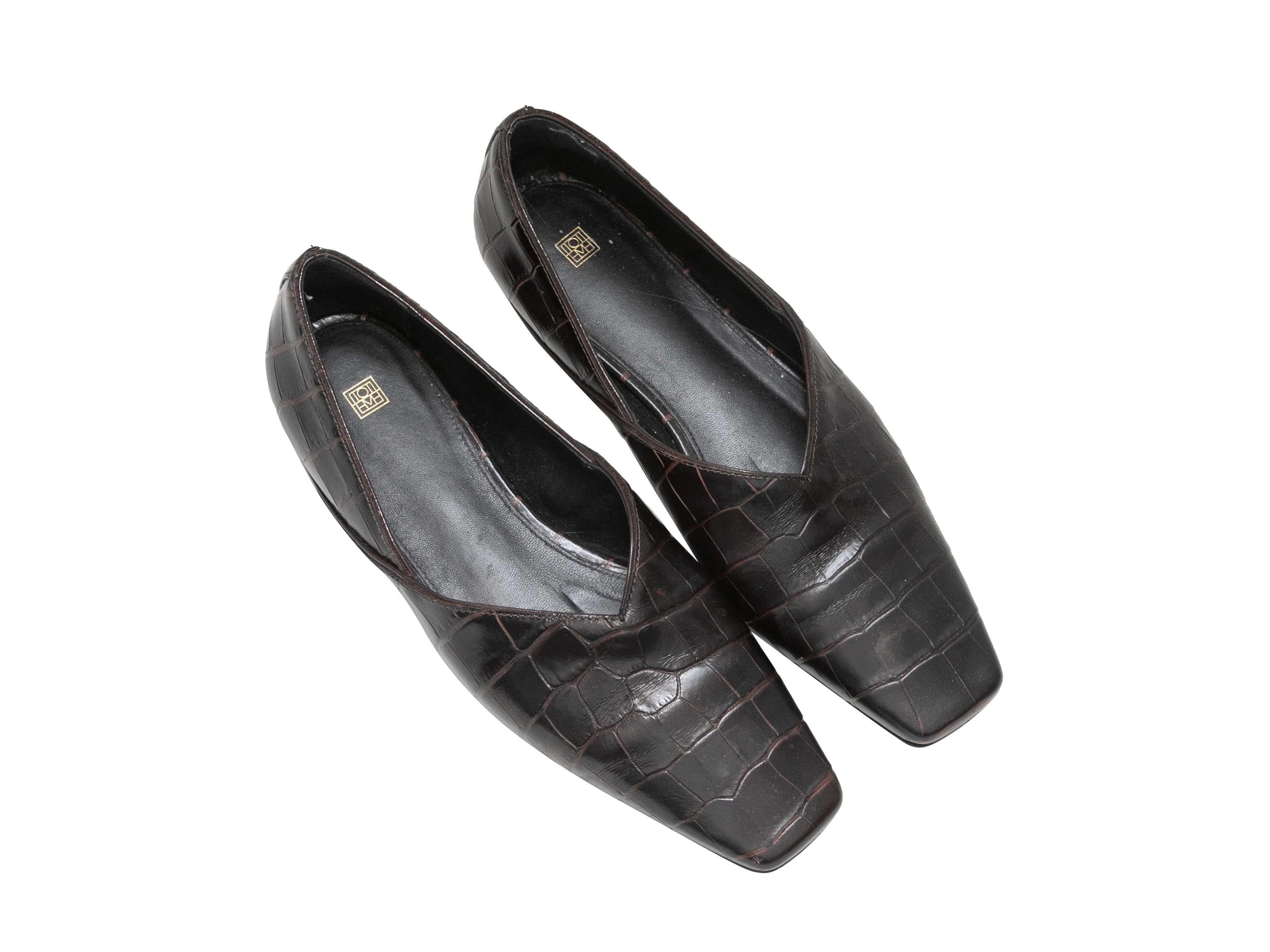 Dunkelbraune, quadratische Flats mit Kroko-Prägung von Toteme in Everyday.

Designer Größe: 38
US Empfohlene Größe: 8