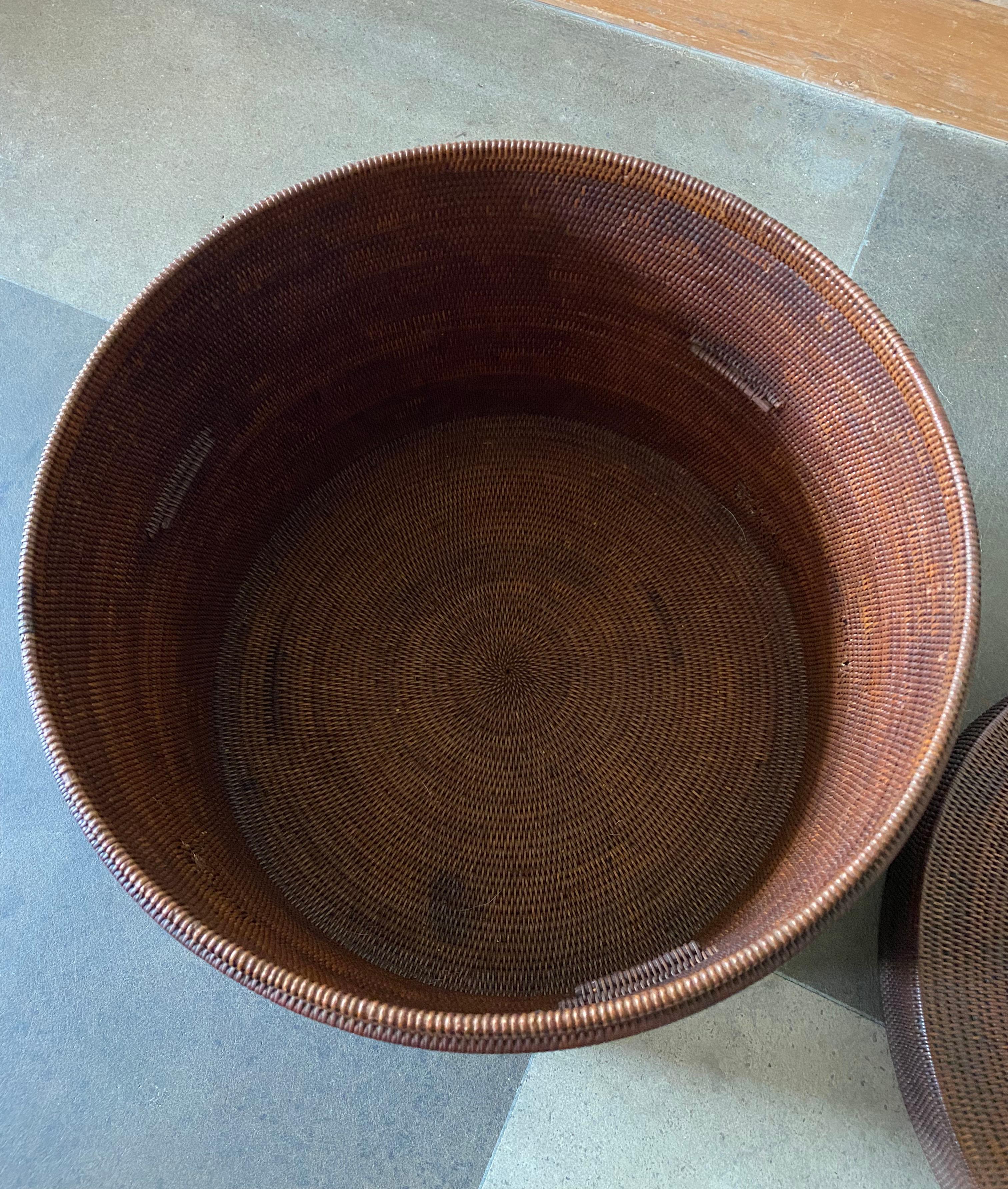 Hand-Crafted Dark Brown Vintage Chinese Rattan Basket, circa 1950 For Sale