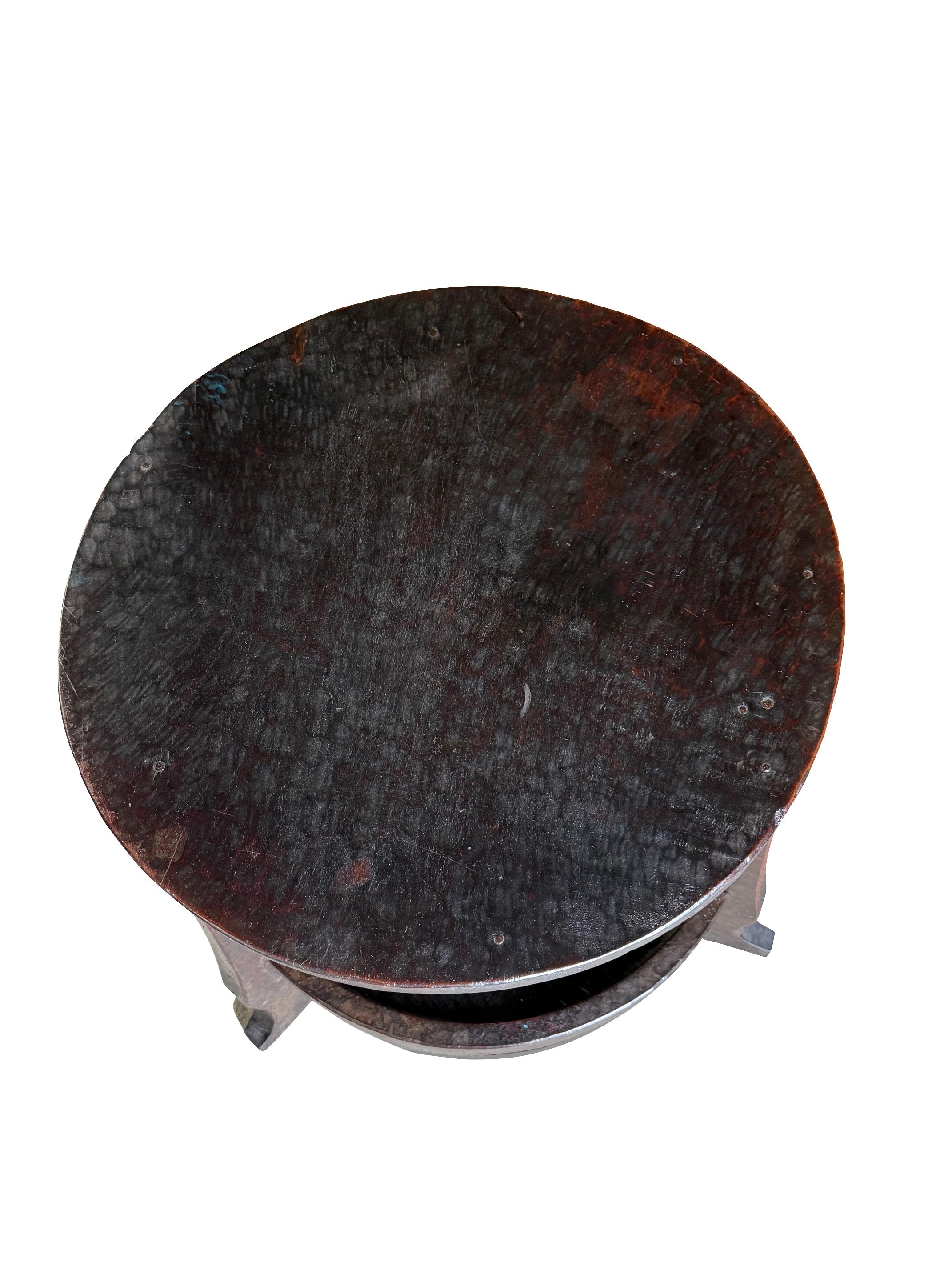 Table d'appoint ronde à deux niveaux en bois sculpté à la main, datant des années 1920.
Tablier sculpté de façon décorative.
Récemment rénové.