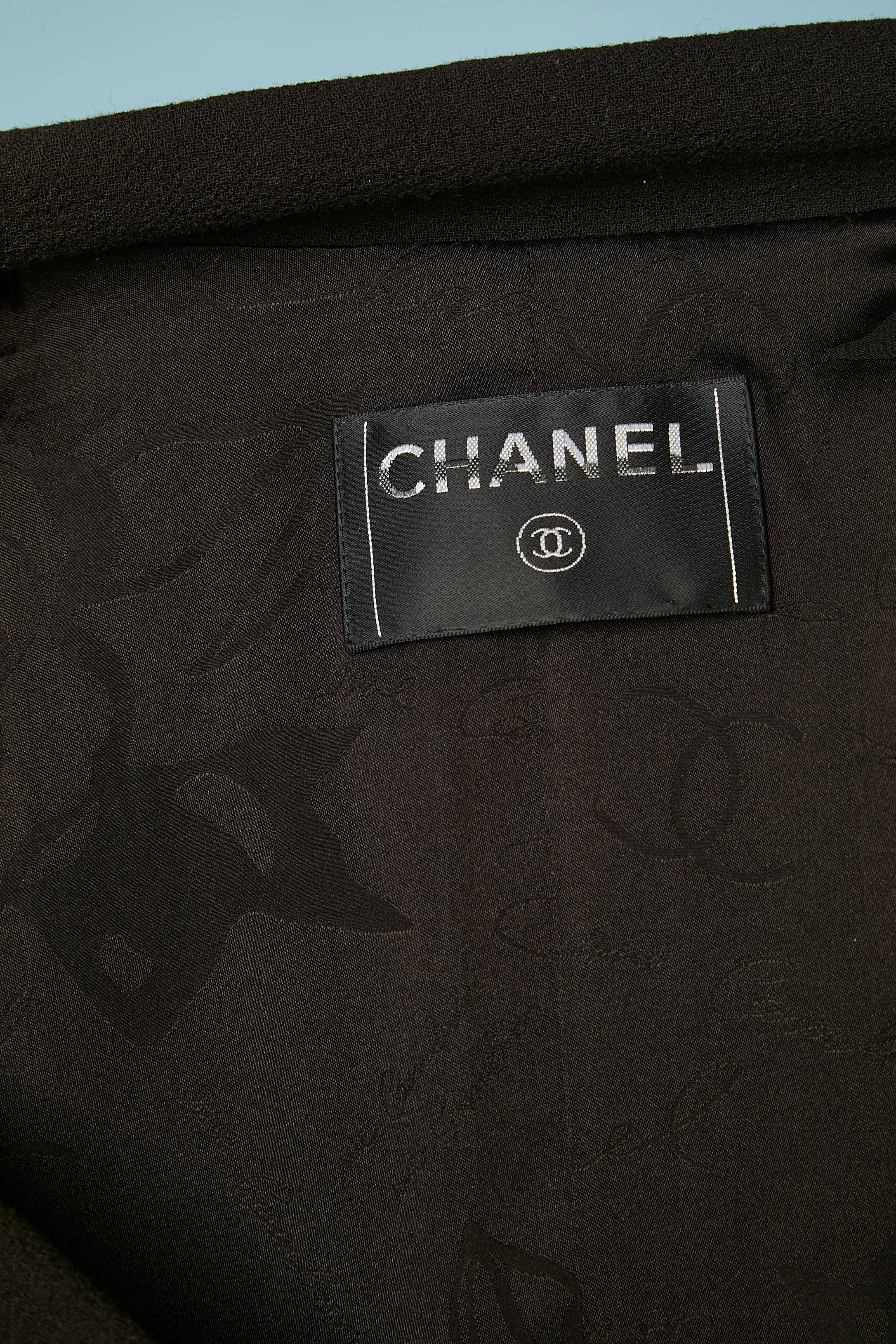 Giacca in lana marrone scuro con dettagli in fili metallici argentati sul bottone Chanel in vendita 3